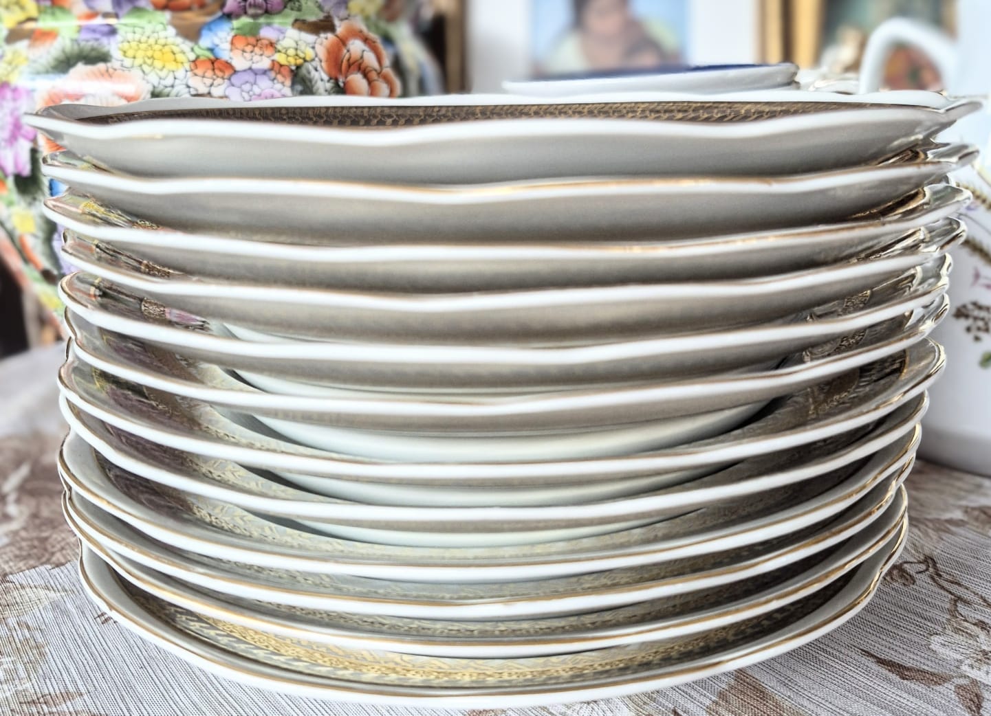 Conjunto de 12 pratos fundos em porcelana maravilhosa nacarada vintage Steatita.  Perfeito estado!