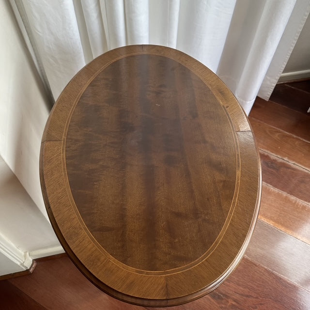 Linda mesa auxiliar oval, anos 70,  estilo inglesa,em mogno perfeito estado. Medida; 68x60x67altura.Ts|