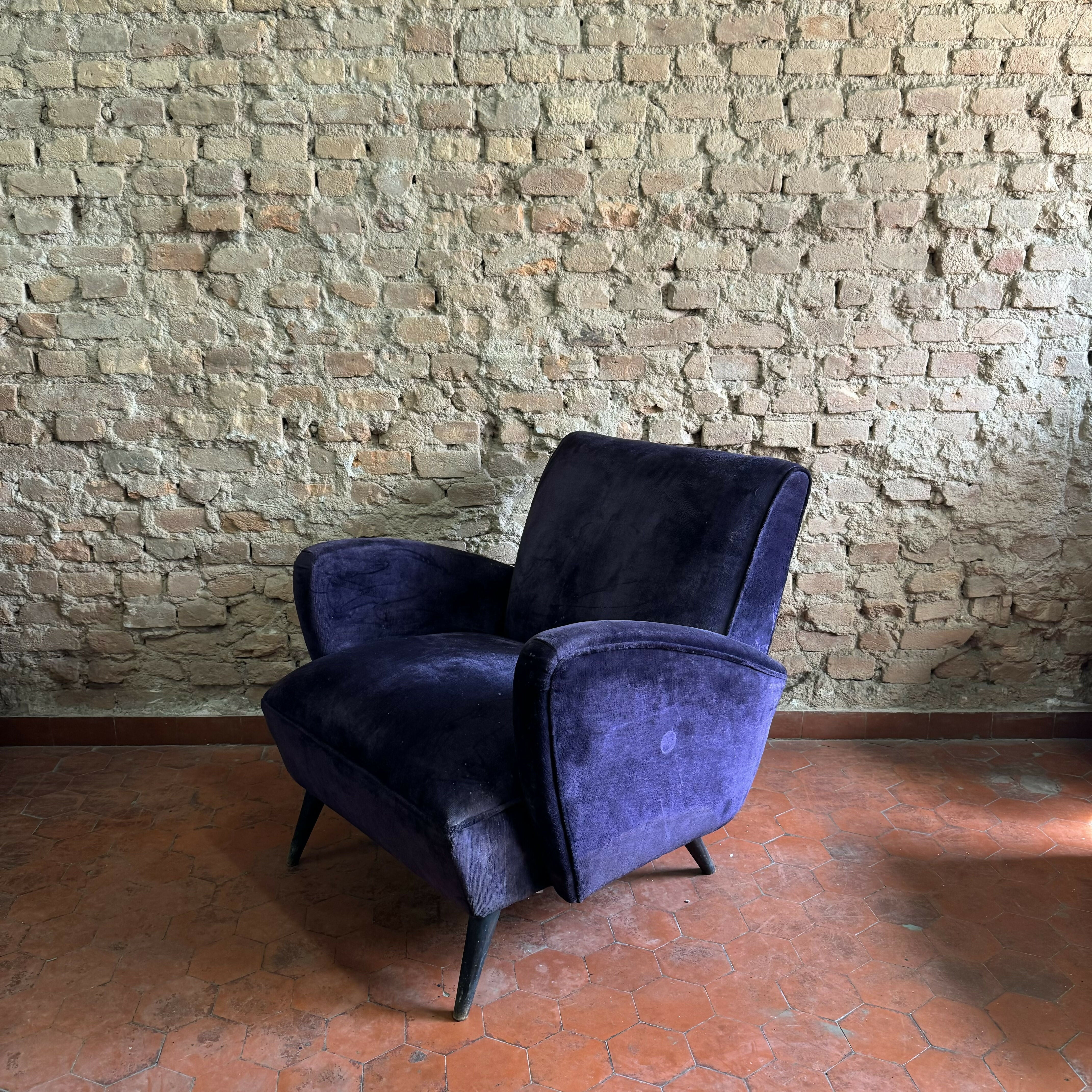 Poltrona antiga pé Palito anos 50 em tecido roxo