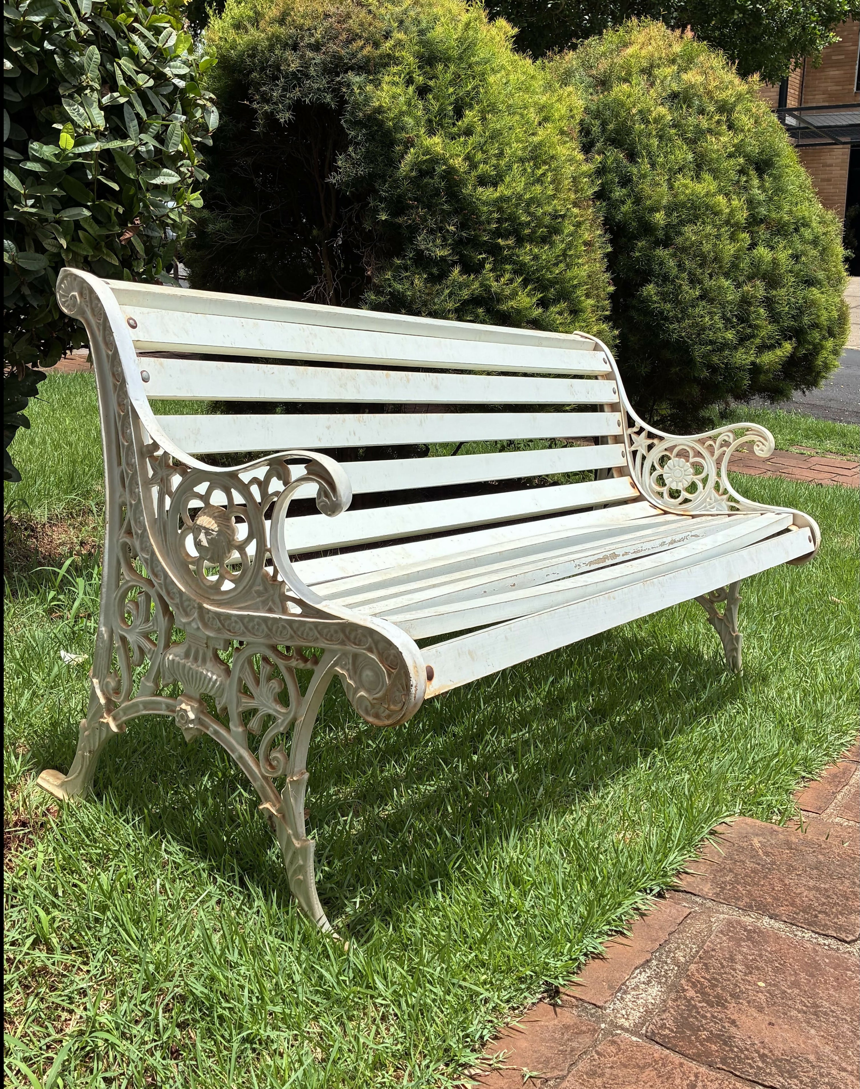 BANCO DE JARDIM ANTIGO EM FERRO FUNDIDO BRANCO