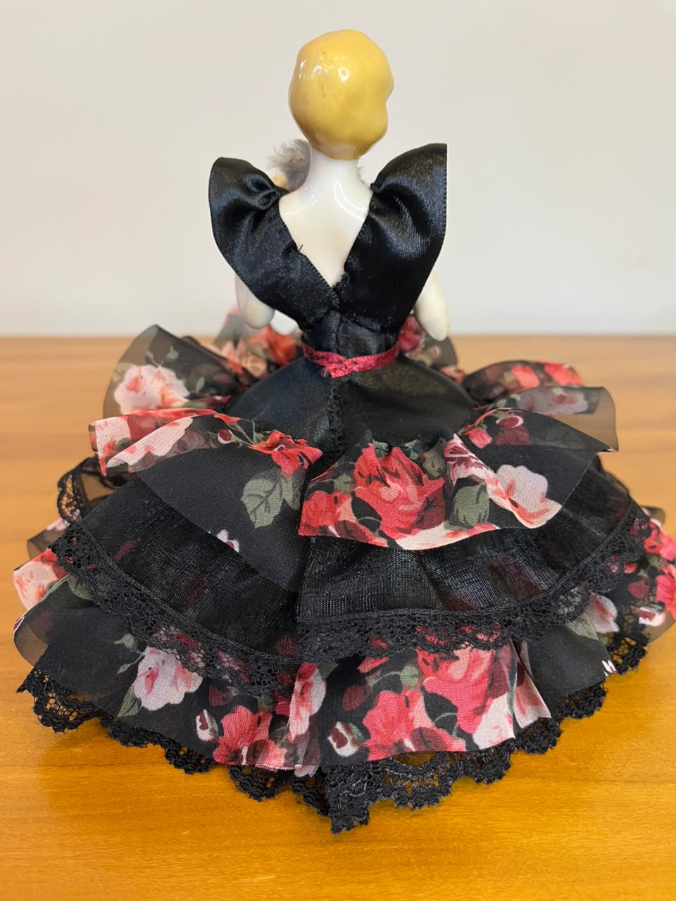 Boneca de porcelana estilo boudoir com vestido em tecido preto com flores – 14 cm