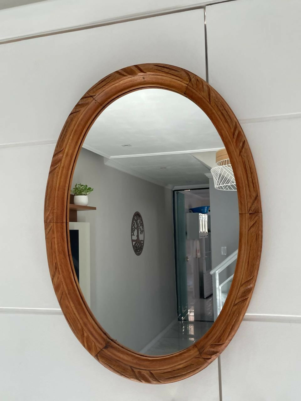Espelho oval com moldura em madeira