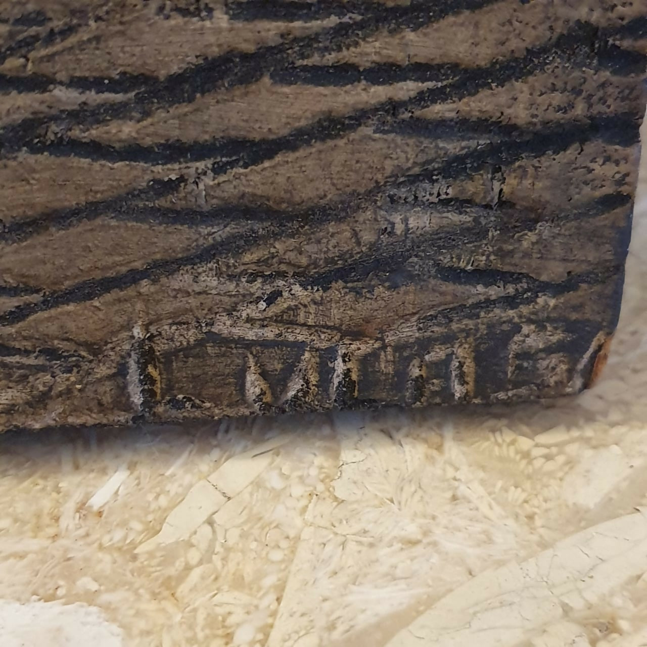 Incrível placa em madeira entalhada ricamente decorada. Linda.