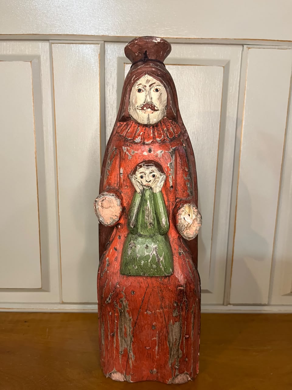 Escultura devocional em madeira entalhada e policromada — 32 cm
