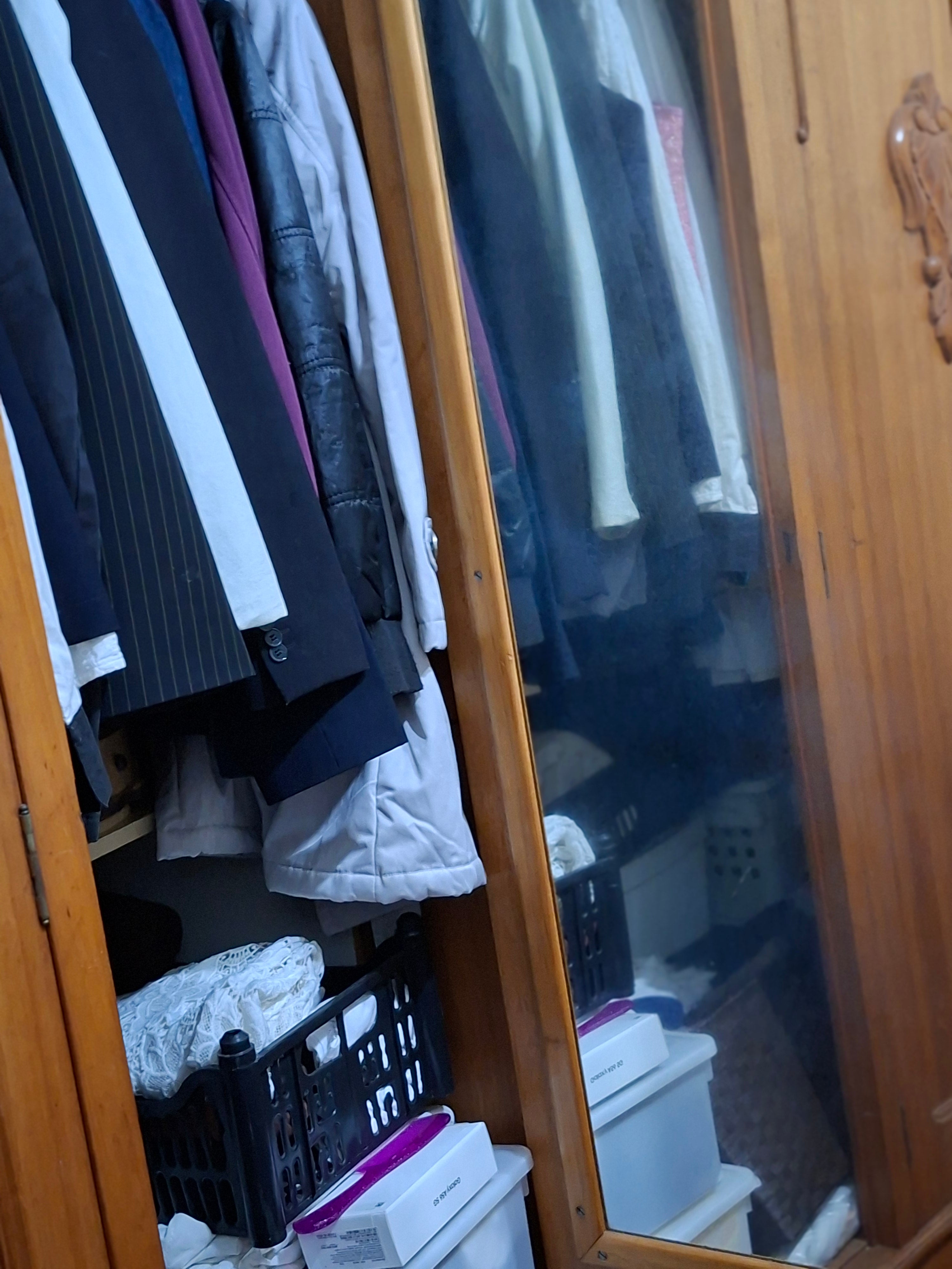 Guarda roupa antigo em madeira clara