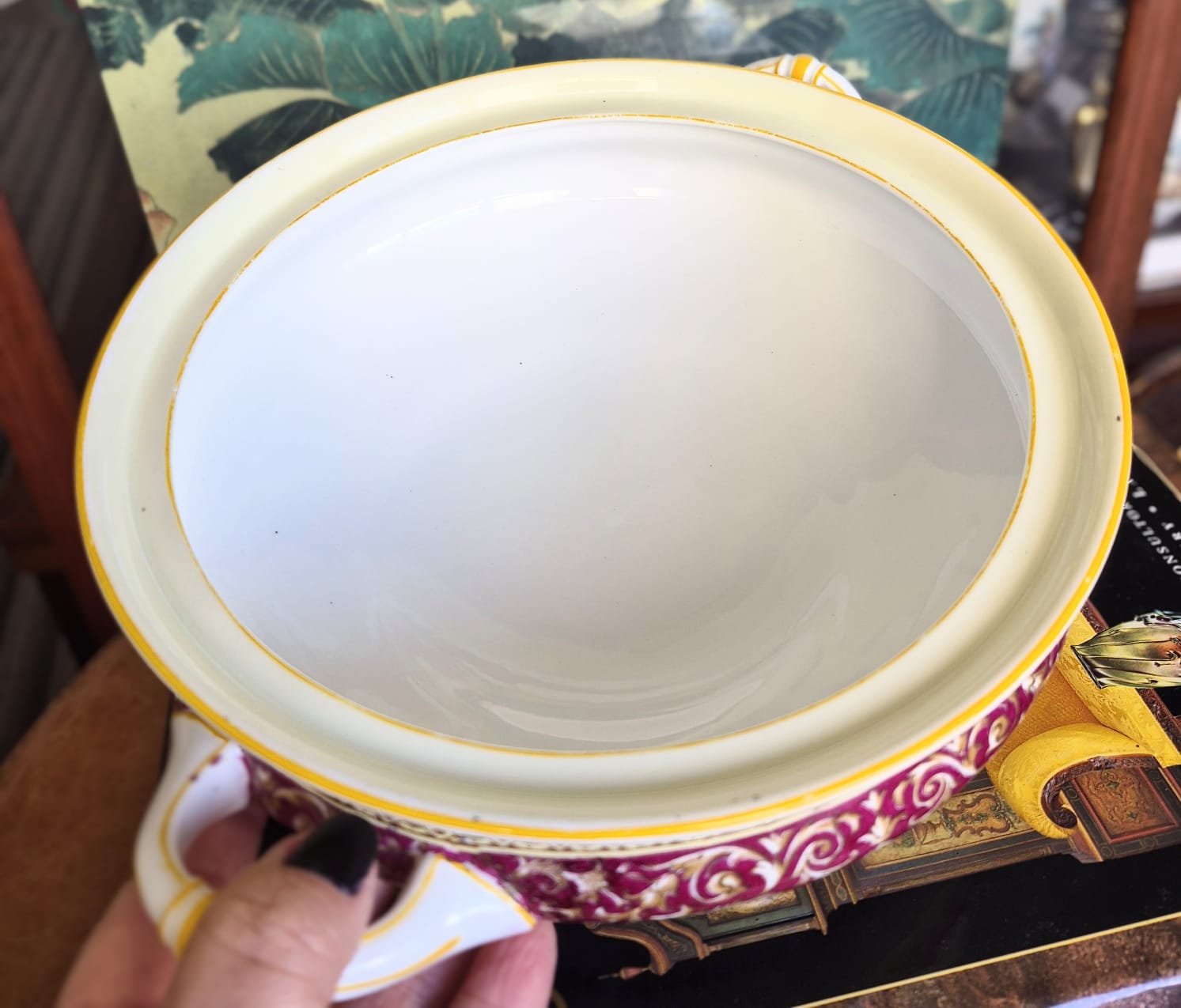 Terrina em porcelana fine bone China antiga,  anos 30, inglesa Paragon, modelo Corinthian Maroon (Gold Trim). Intacta,  como nova.