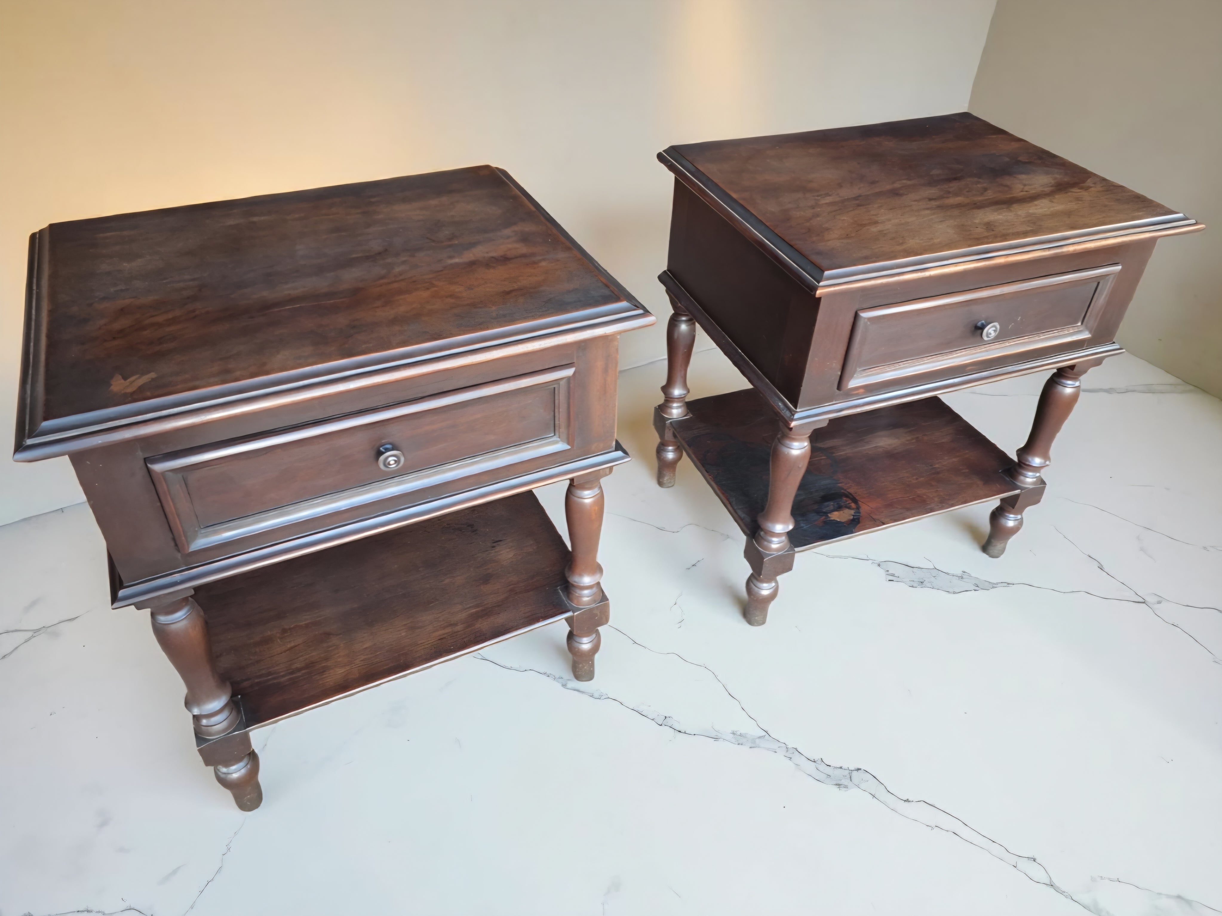 Par de Criados / Mesa de Cabeceira Colonial