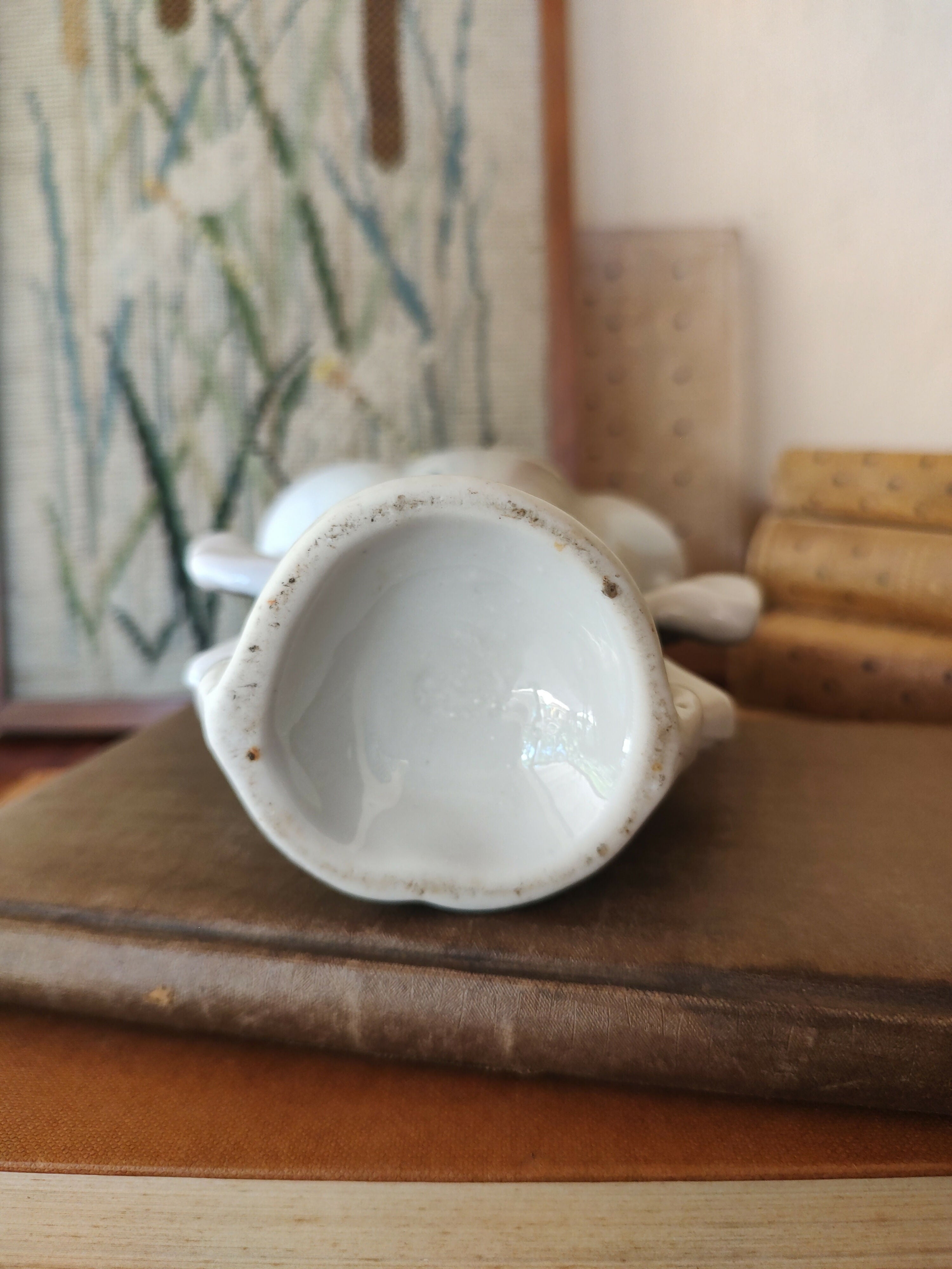 Antiga floreira / vaso em porcelana com detalhes dourados