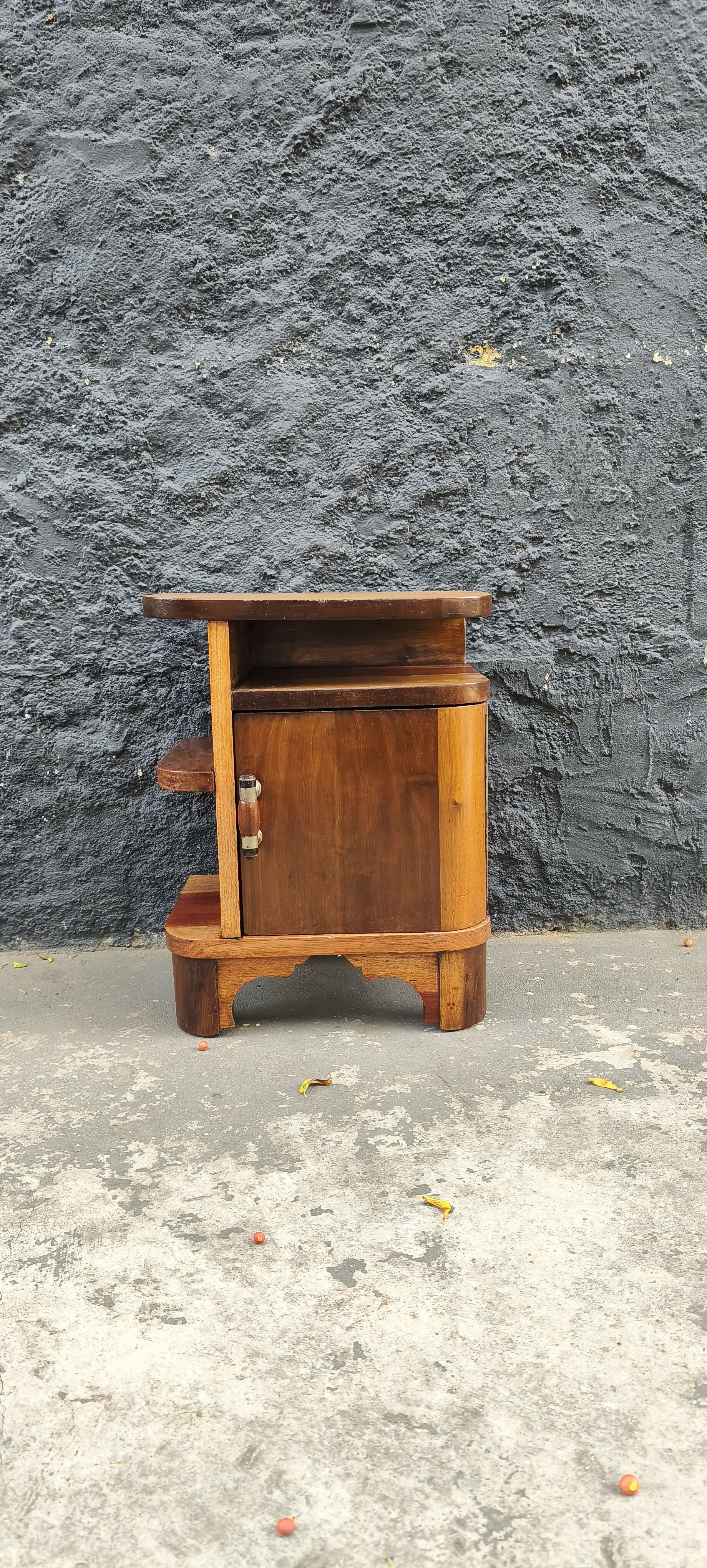 Mesa de cabeceira com portinha (restaurada) 