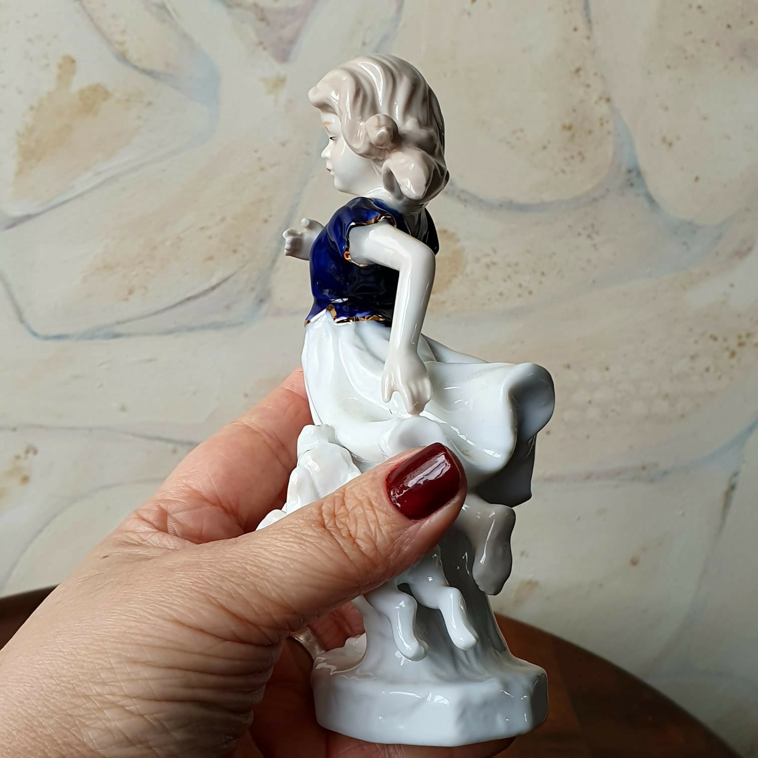 Escultura Menina com o cão em porcelana espanhola Lladró