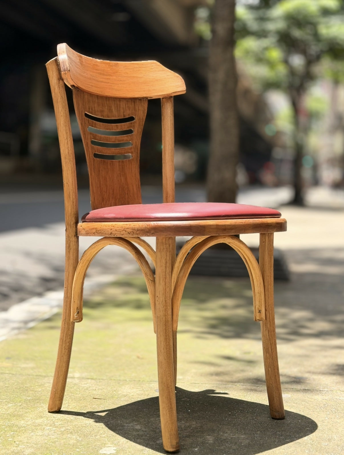 Cadeira avulsa em madeira maciça e assento estofado vermelho