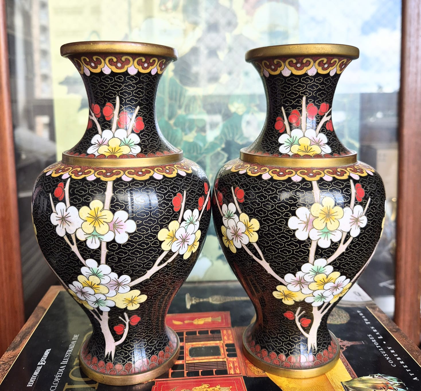 Par de vasos em cloisonné maravilhosos,  formato balaústre com decoração floral lindíssima e rara.