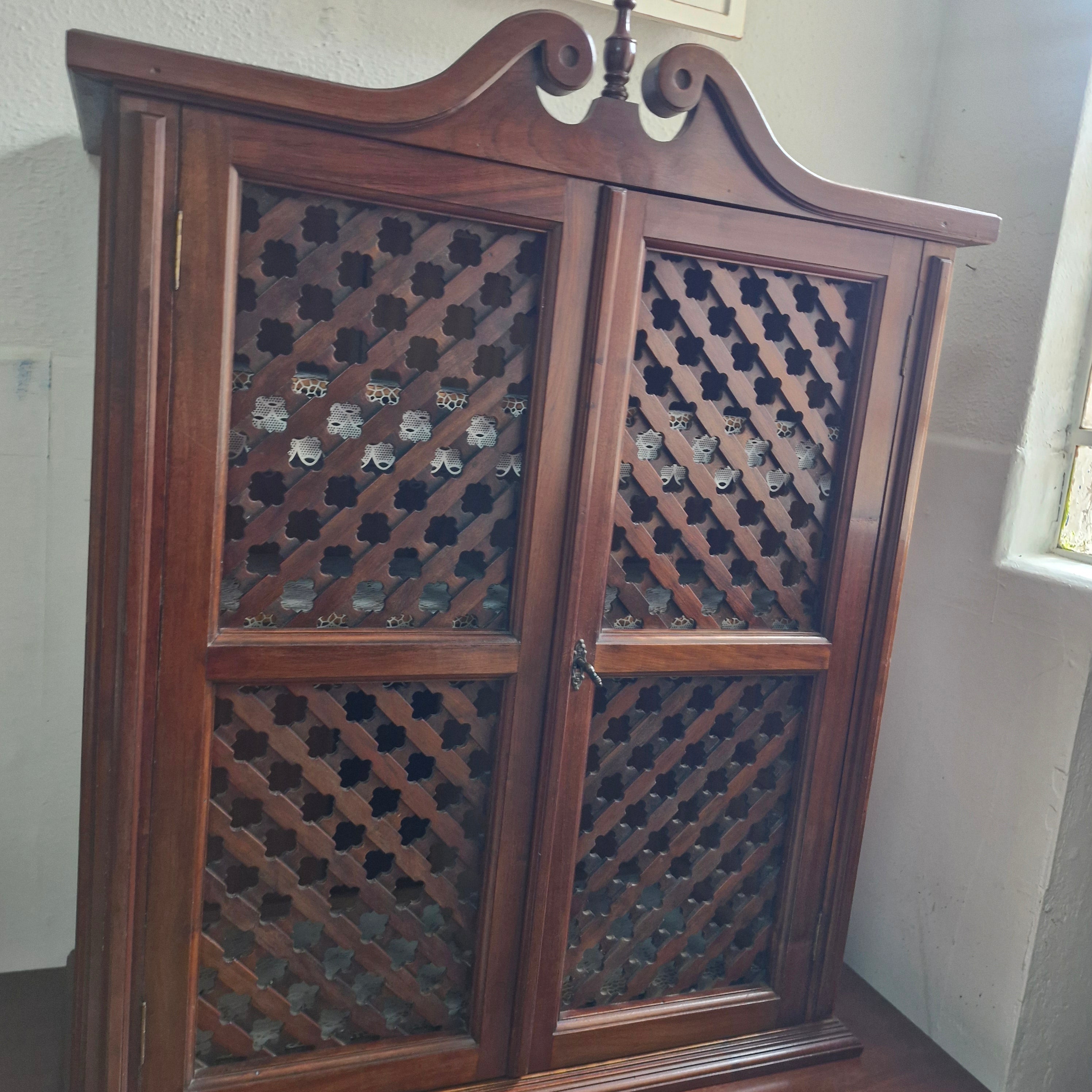 Armário Arca Oratória com porta em Treliça 