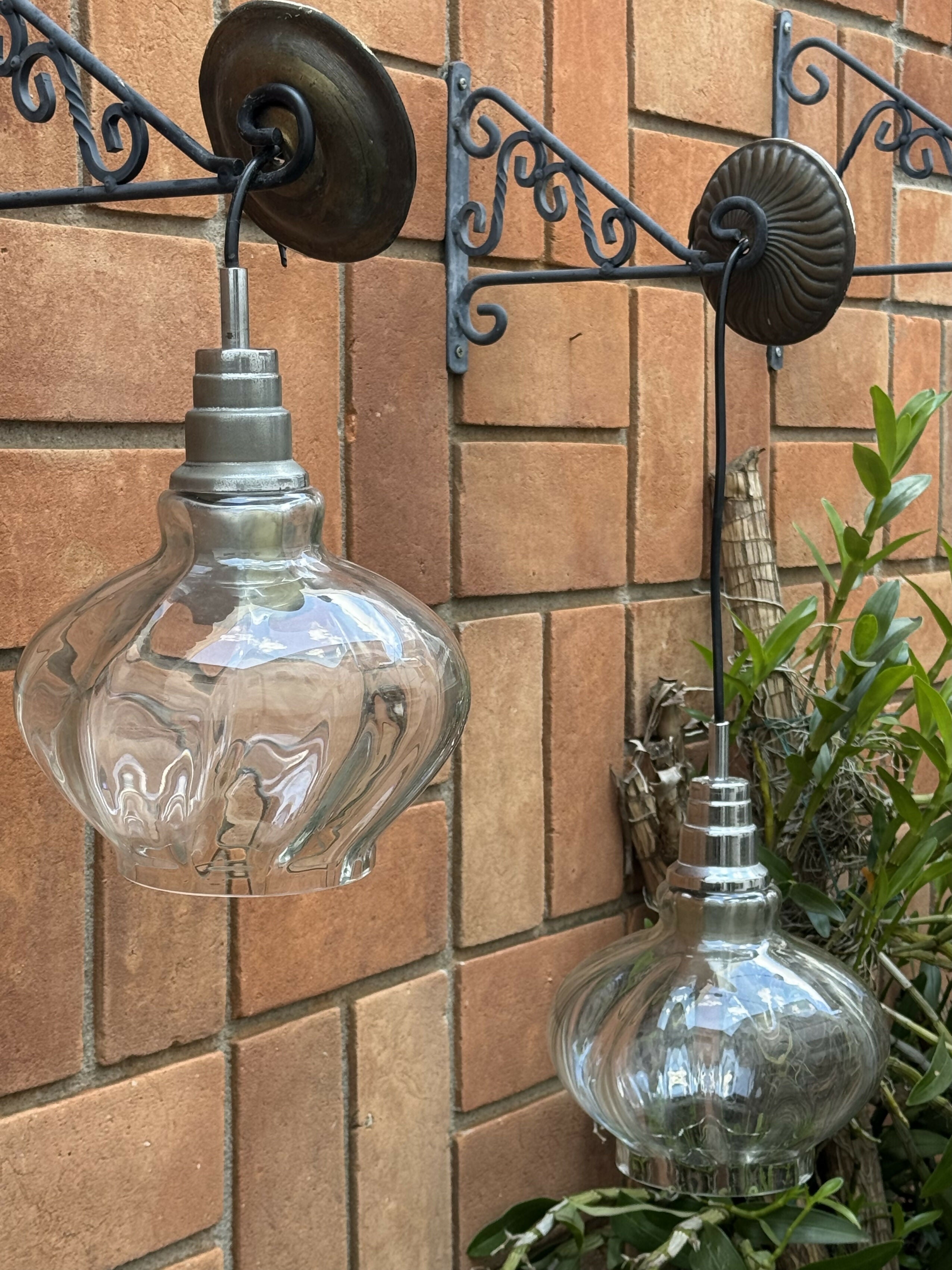 Antigo par de lustres pendentes em vidro