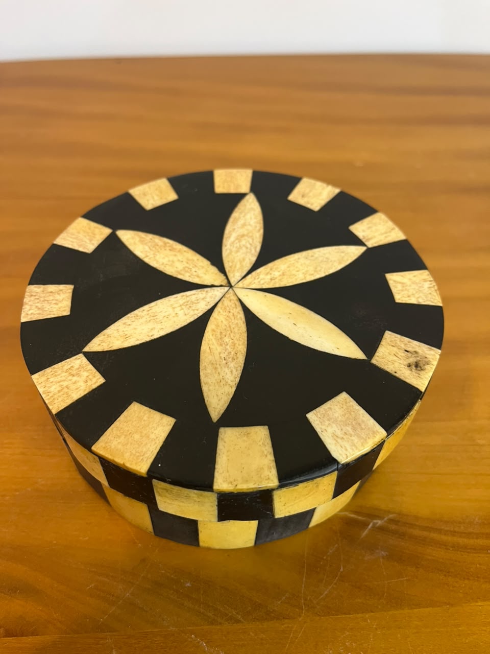 Caixa Decorativa com Marchetaria – Preta e Marfim em forma floral 