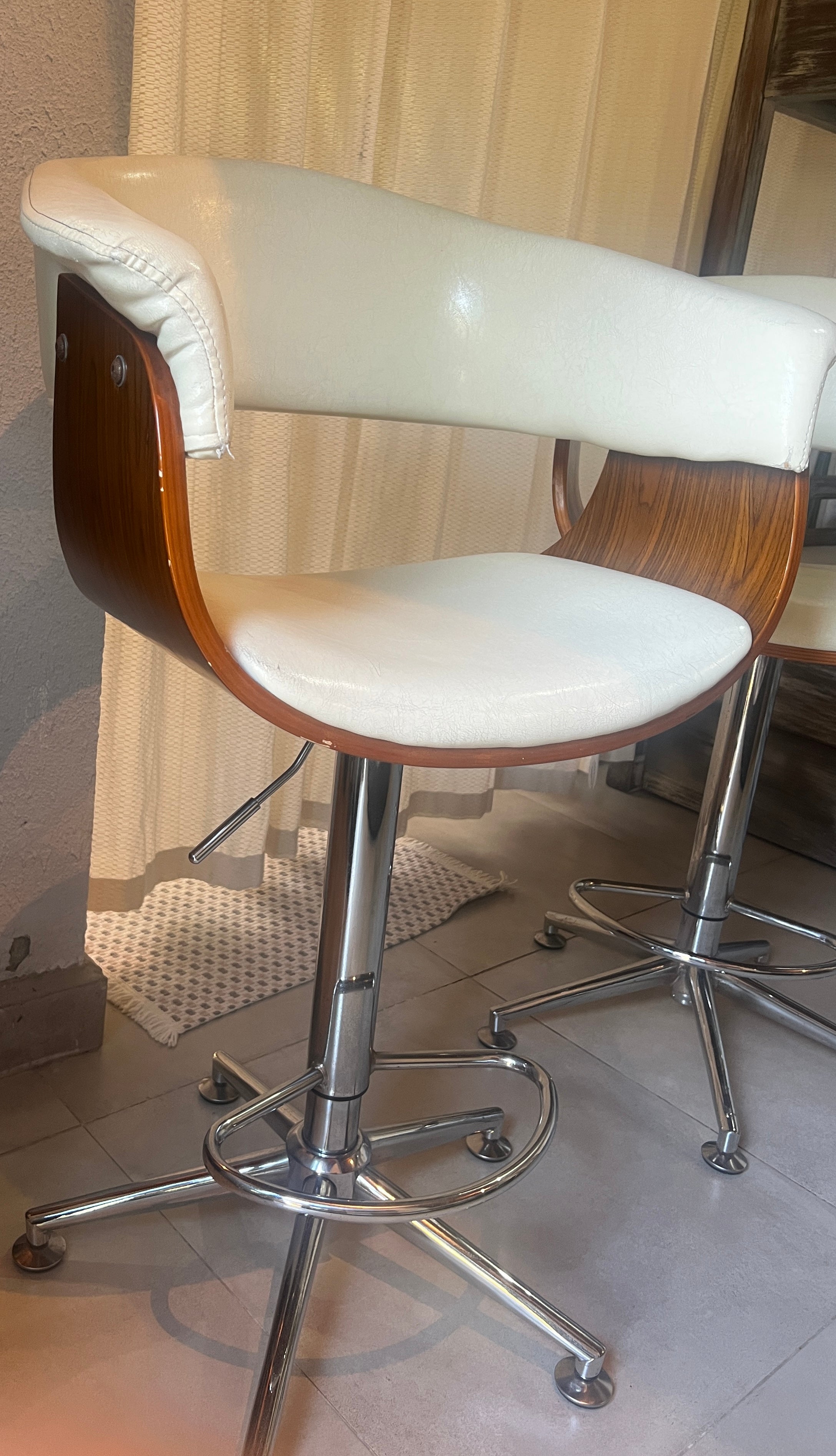 Poltronas bistrô / Banco Alto giratório em estofado claro e pés em metal 