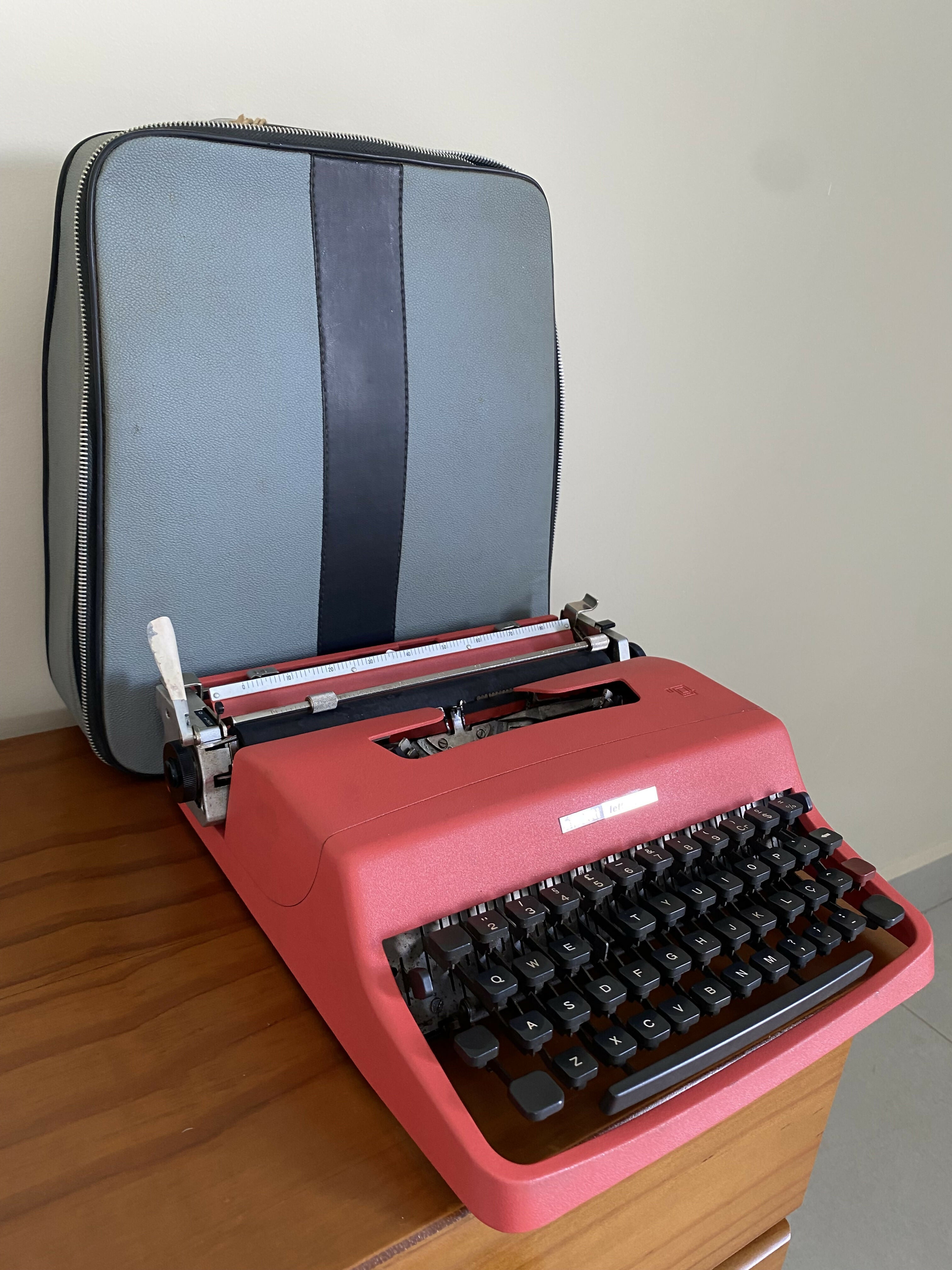 Máquina de escrever Olivetti Lettera 32