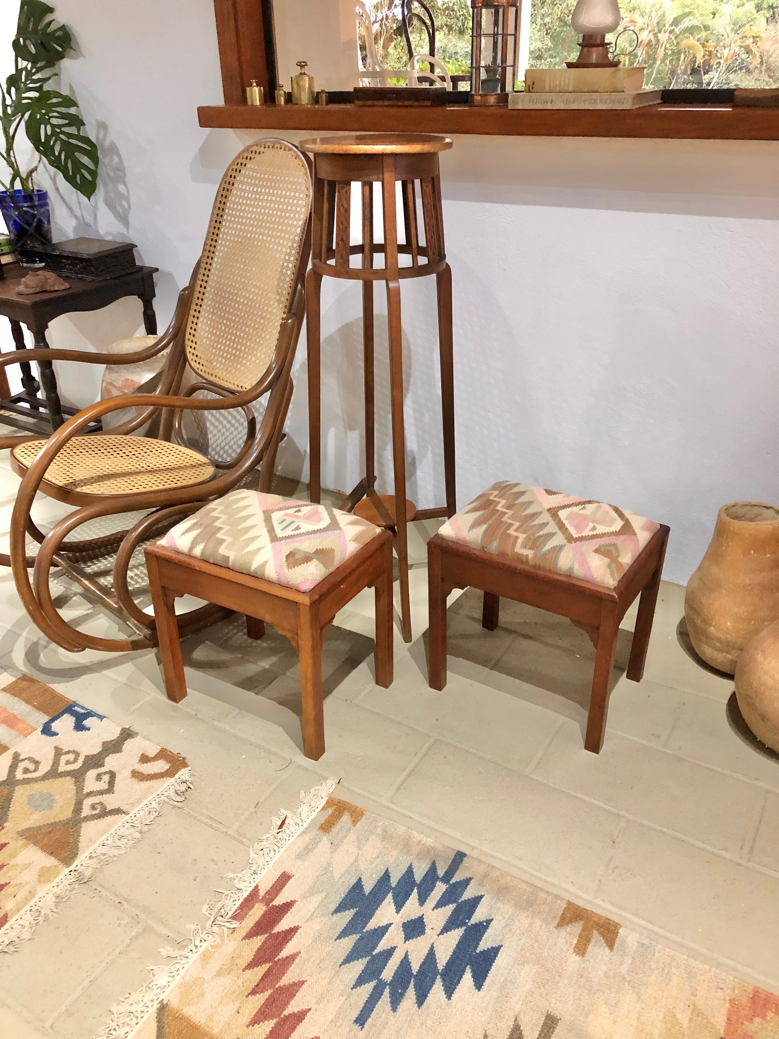 Banquetas anos 50 com kilim