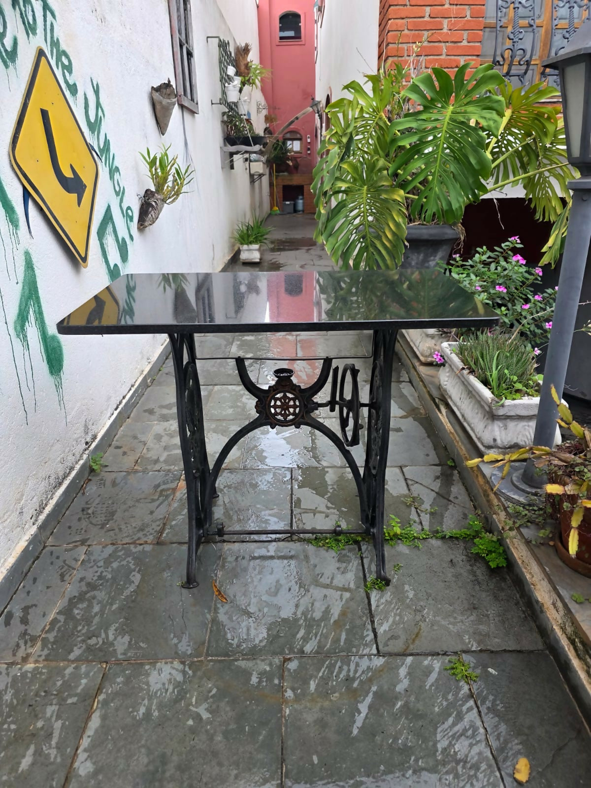 Aparador / Mesinha de Máquina de costura antiga com tampo em granito São Gabriel lapidado