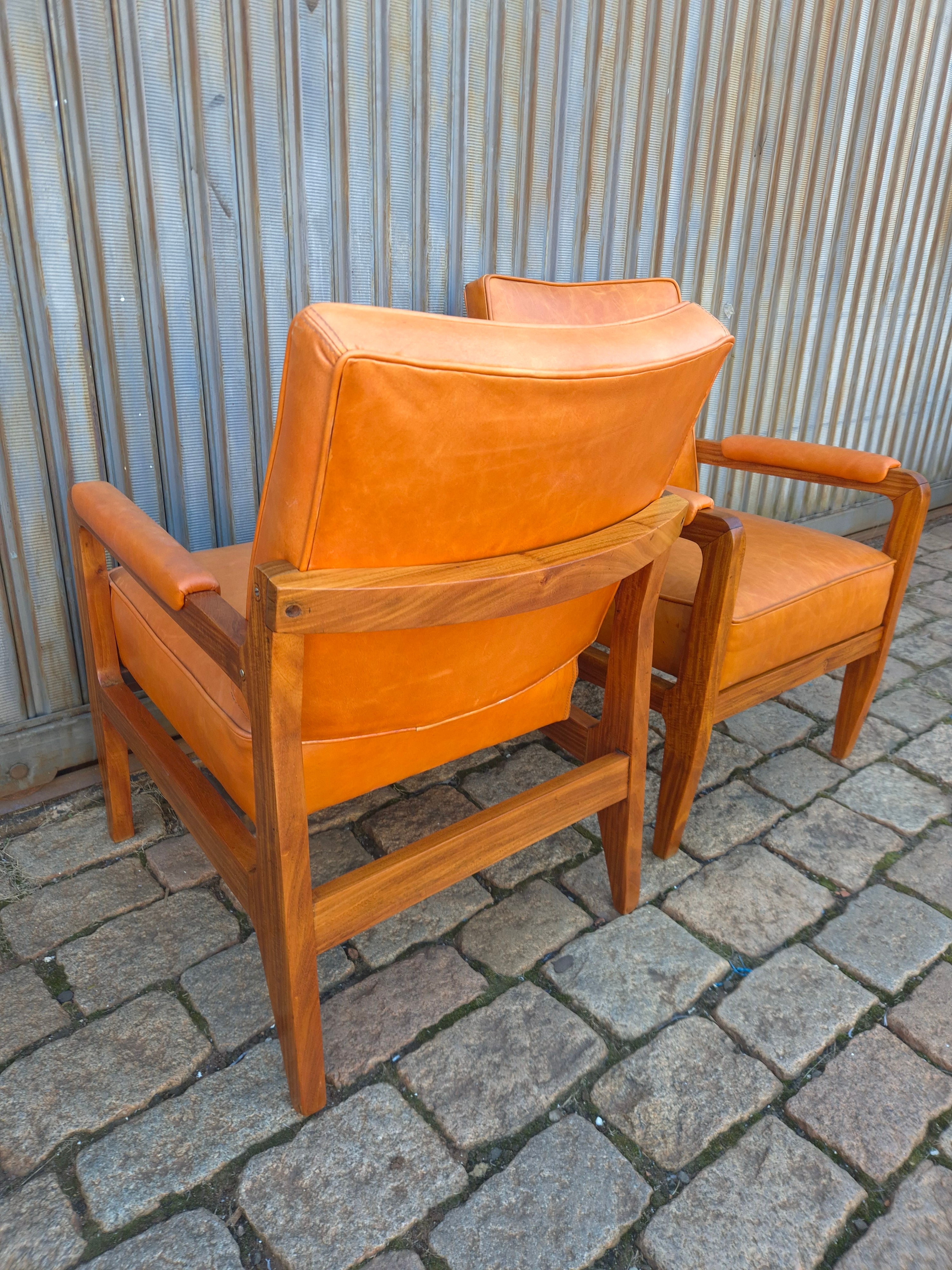 Par poltronas anos 50 couro caramelo 