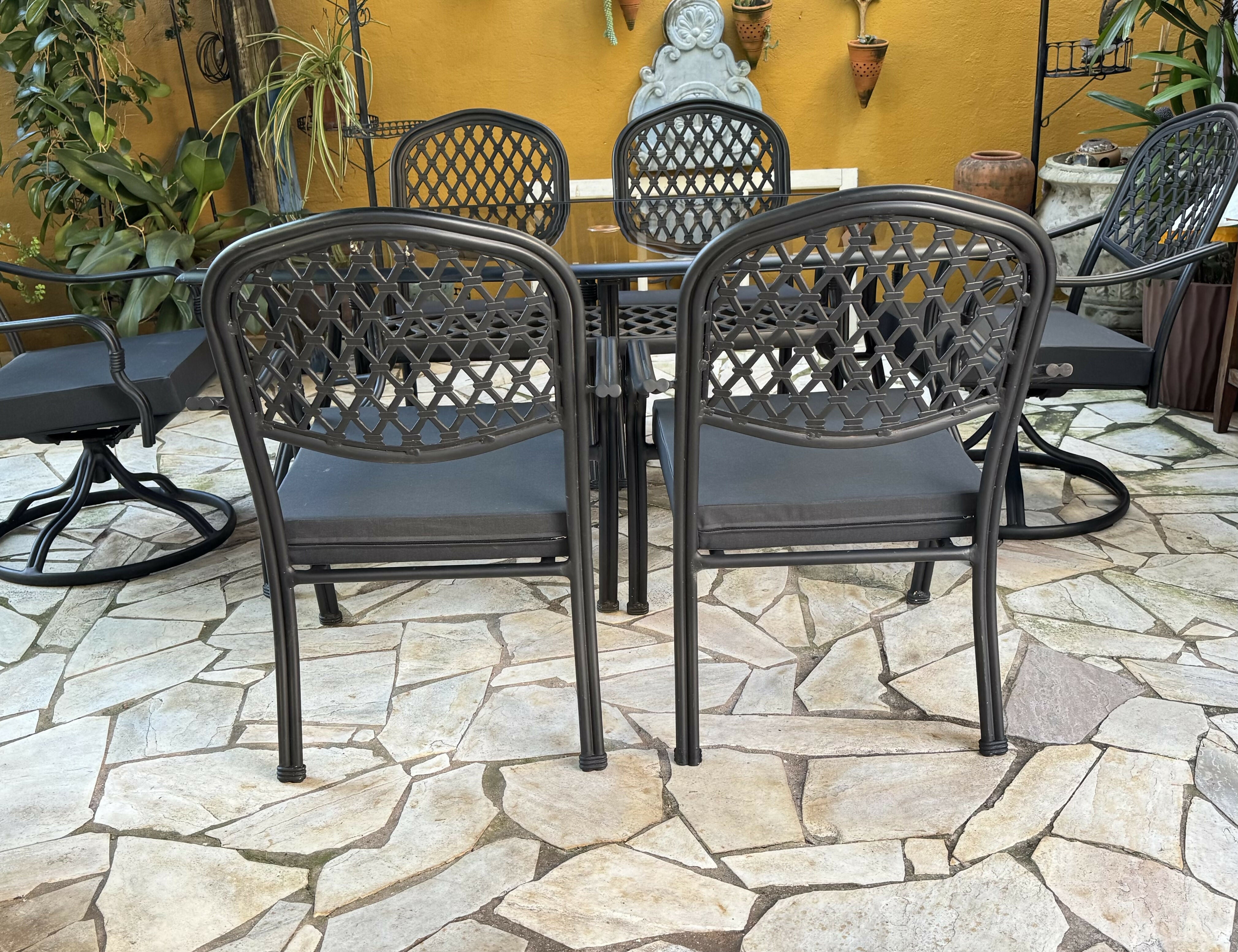 Mesa de area externa em alumínio antigo com 2 poltronas e 4 cadeiras e almofadas aquablok novas