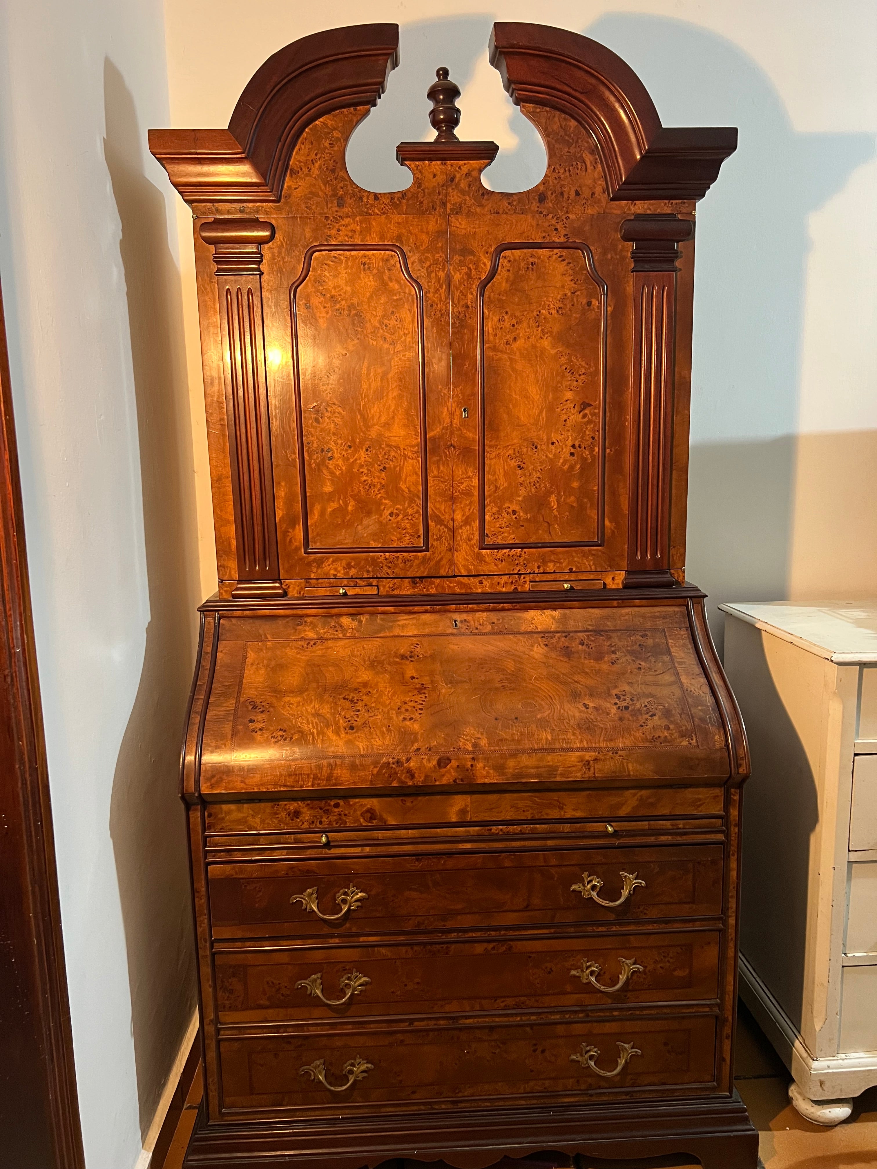 Escrivaninha Secreta Antiga Estilo George III em Rádica de Nogueira