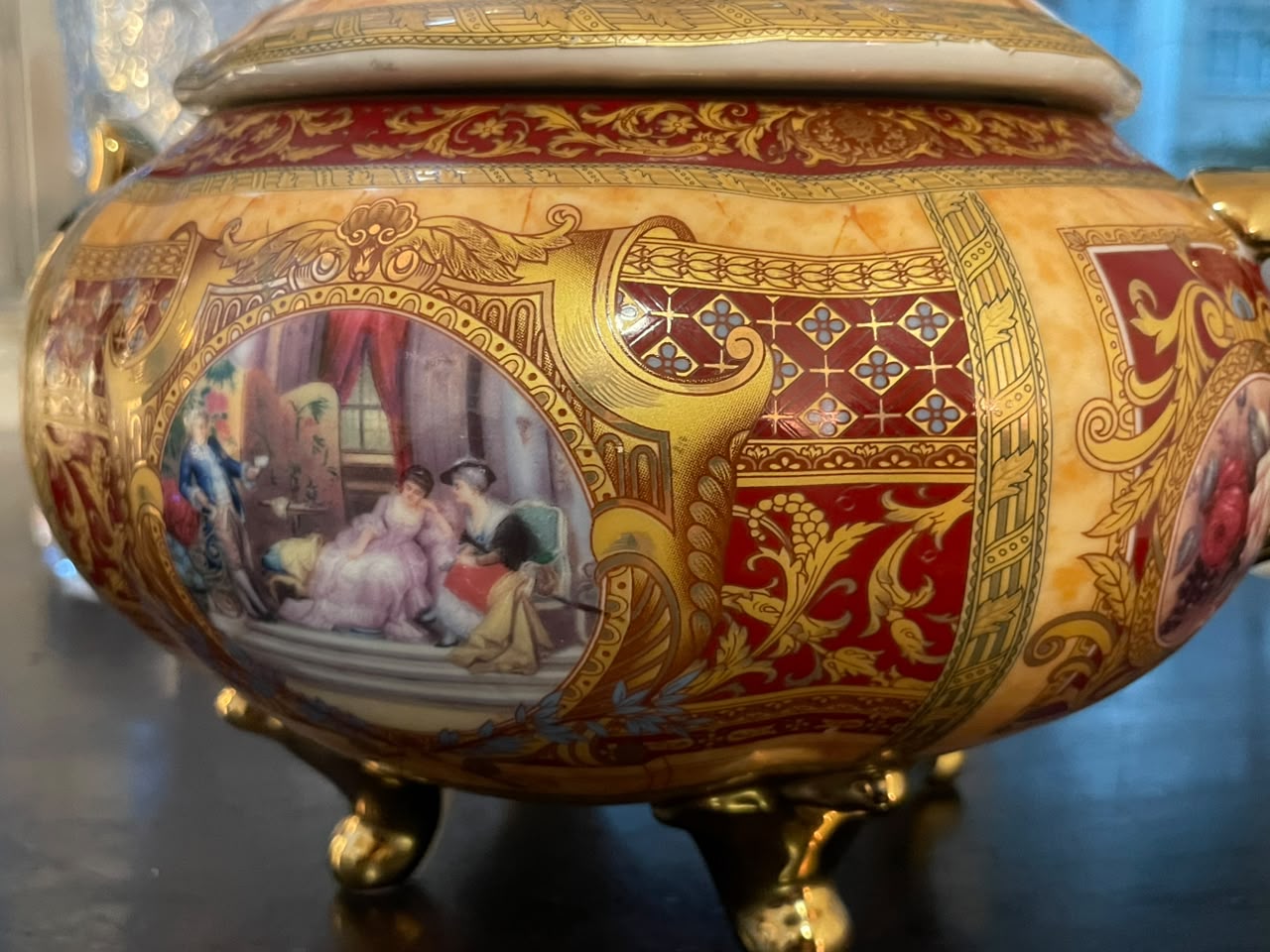 Sopeira em porcelana europeia com rica decoração policromada