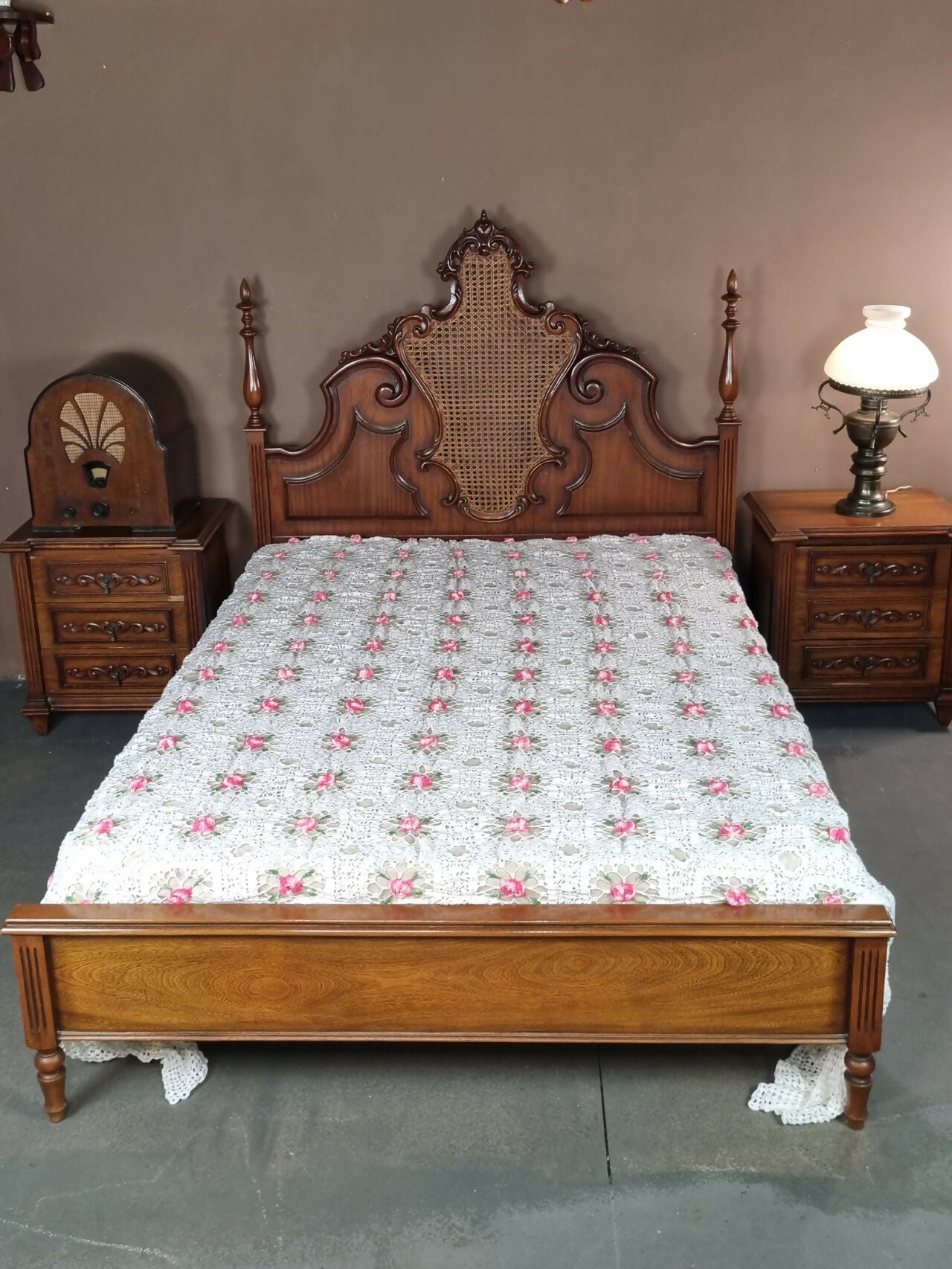 Cama Com Móvel de Cabeceira Vintage