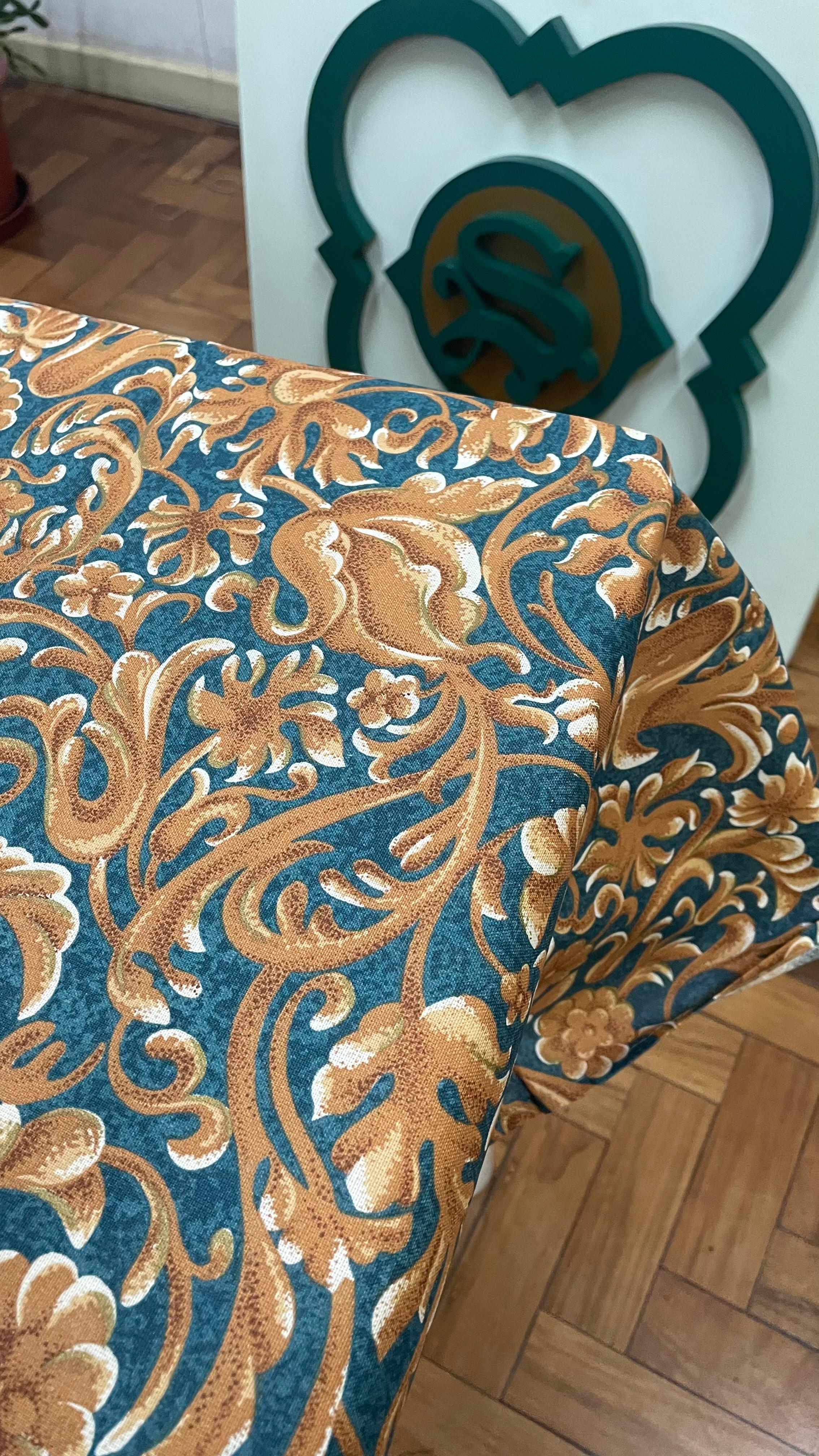 Toalha de mesa quadrada Home Design com estampa de flores e folhagens em verde e marrom 