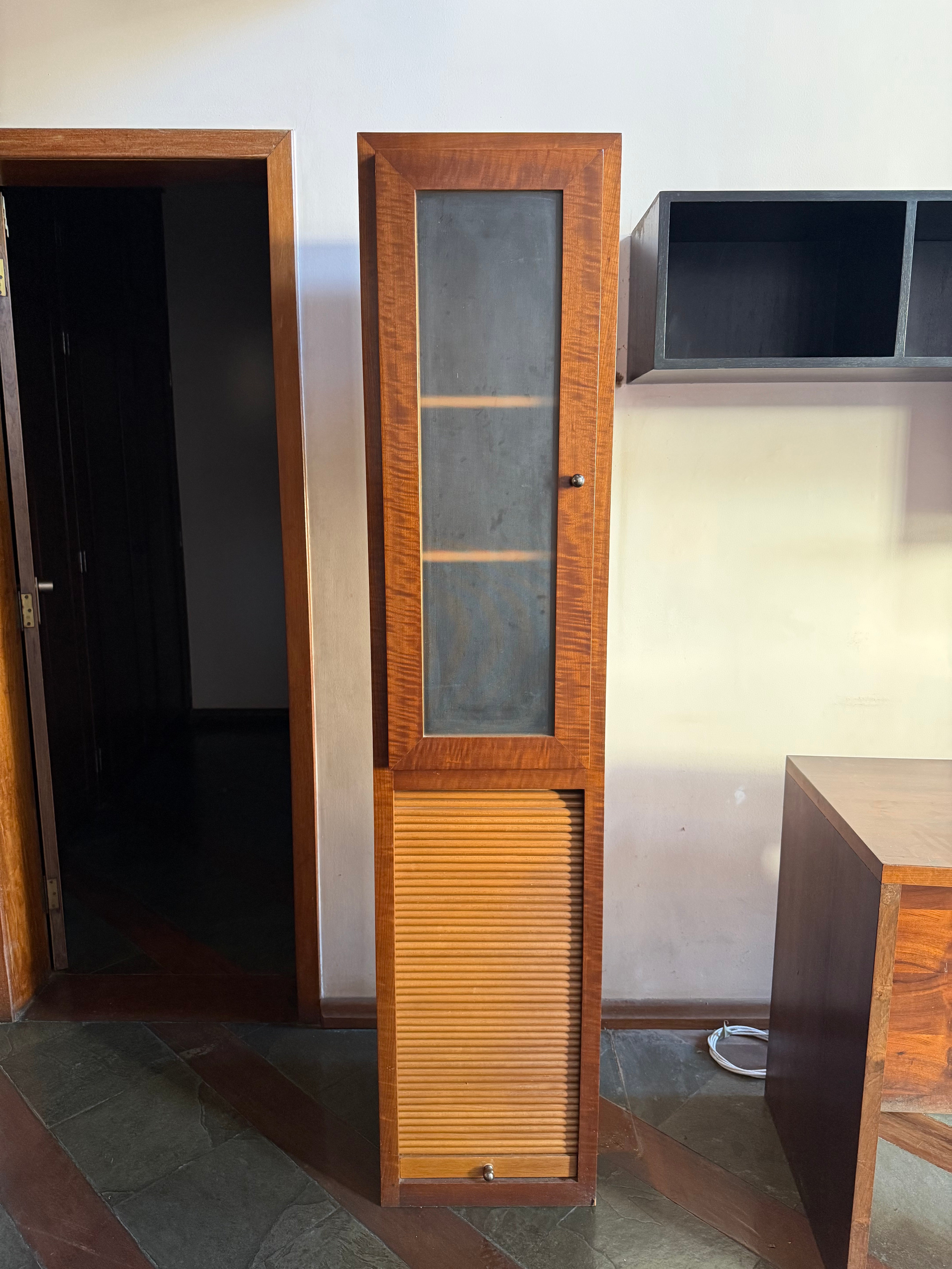 Armário bar vintage com porta de vidro e porta esteira 