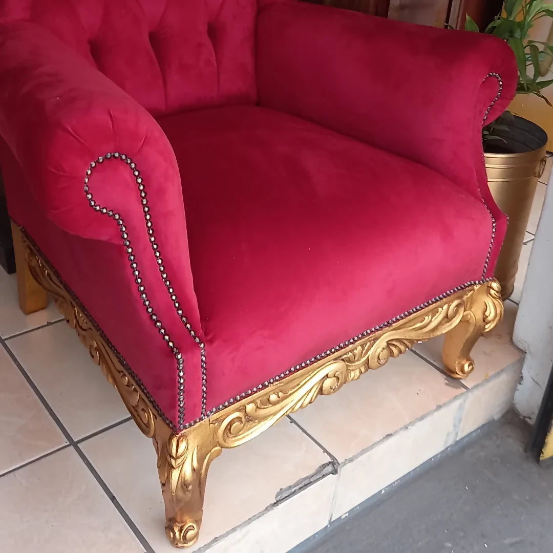 Poltrona de Papai Noel Luis XV dourada e estofado vermelho 