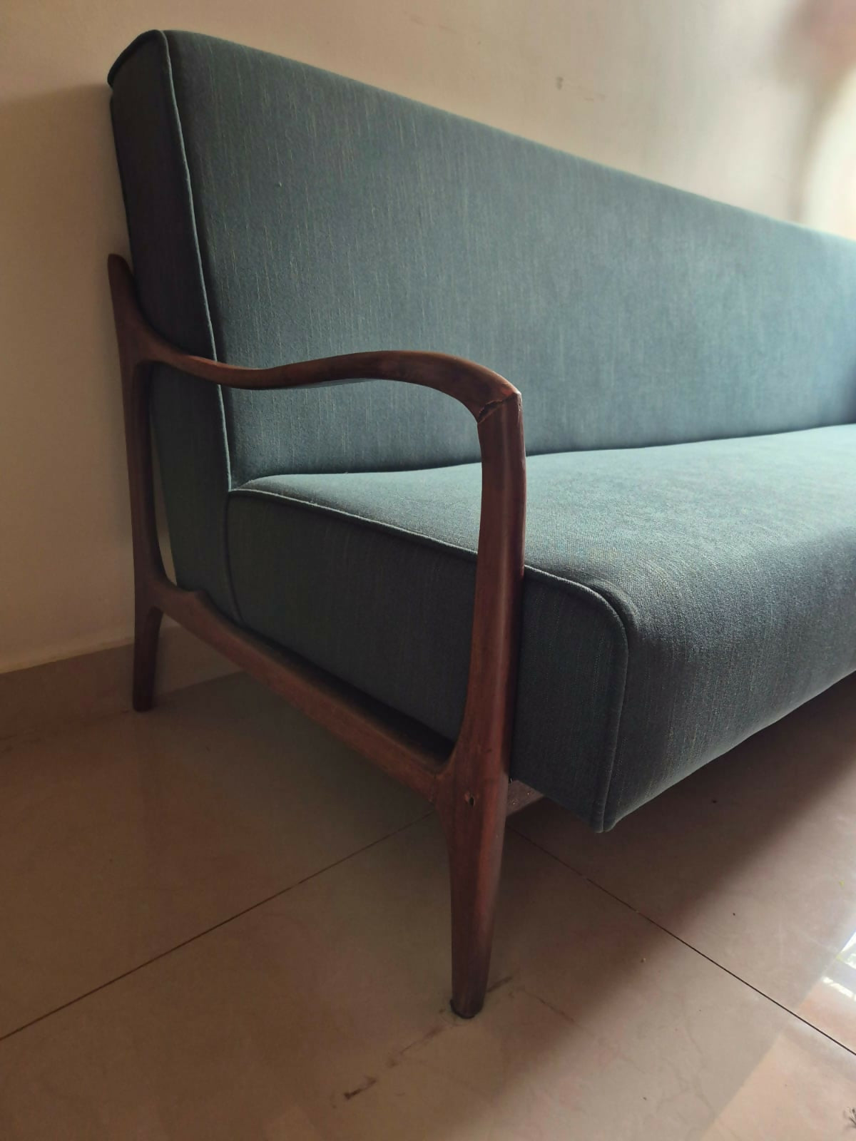 SOFÁ ANOS 50 EM JACARANDÁ COM ESTOFADO VERDE MUSGO