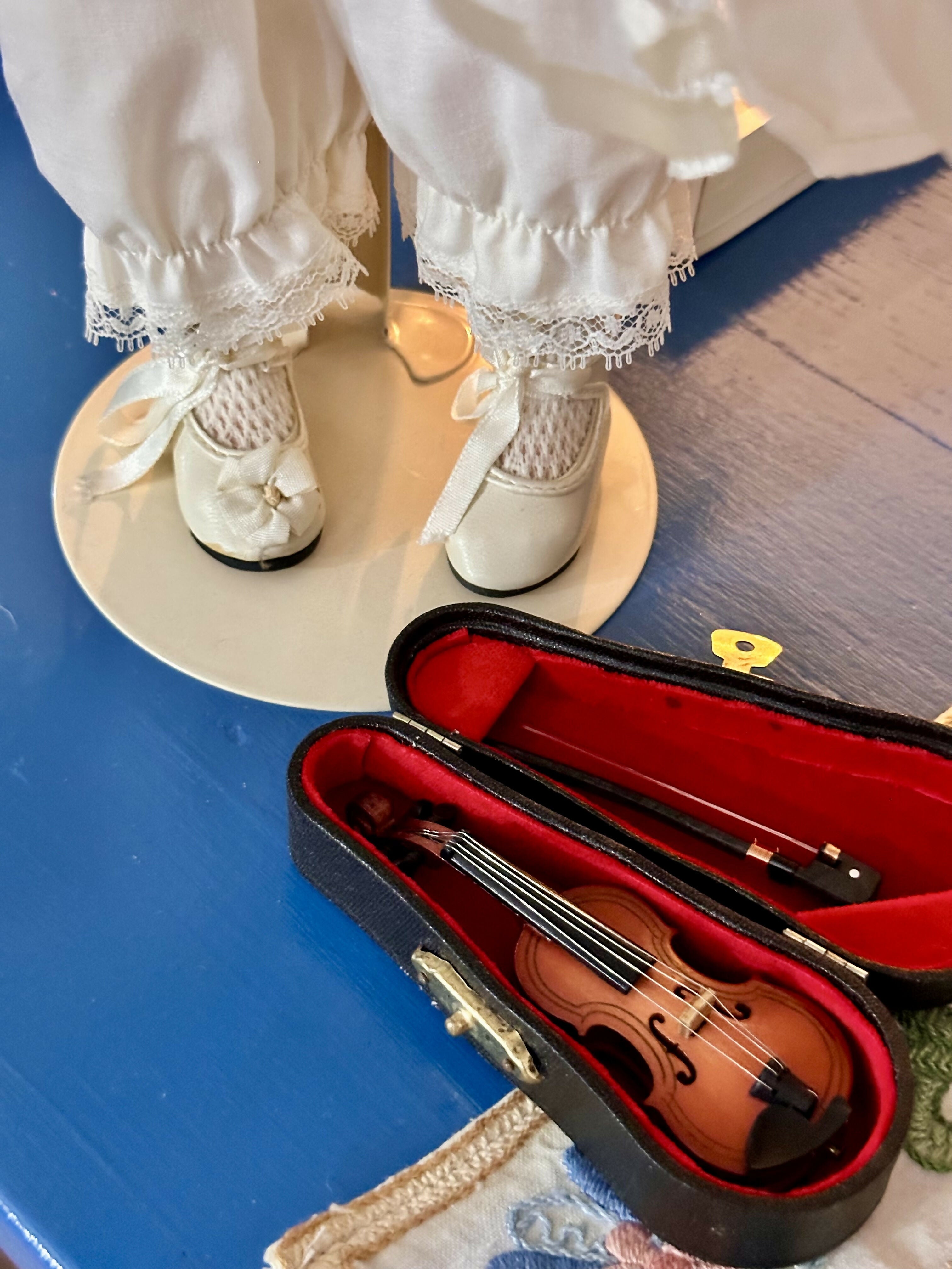 Vintage boneca violinista colecionável e numerada São bonecas exclusiva de influência vitoriana “Little Performers” em 1997 pelas Galerias Ashton-Drake. “Lauren” é feita à mão