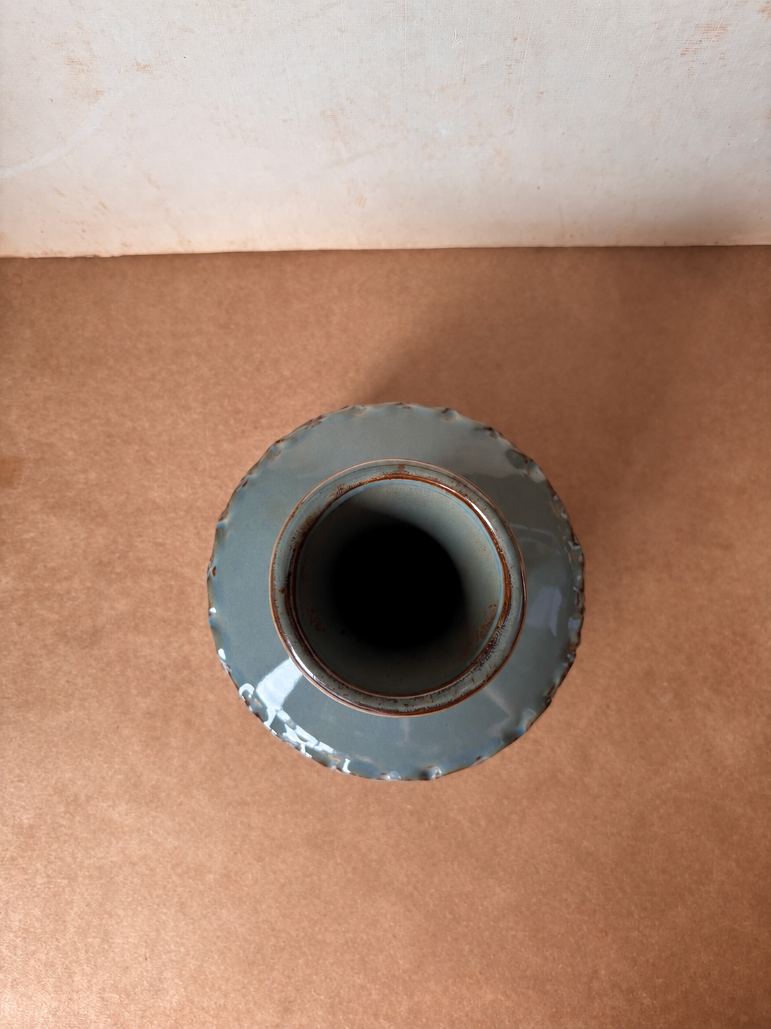Vaso em cerâmica esmaltada azul-acinzentada com relevo floral (DMCPS_527)