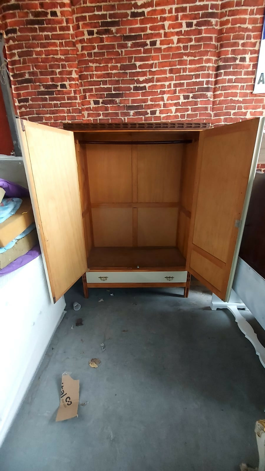 Antigo Guarda roupa restaurado com porta laqueada e espelho