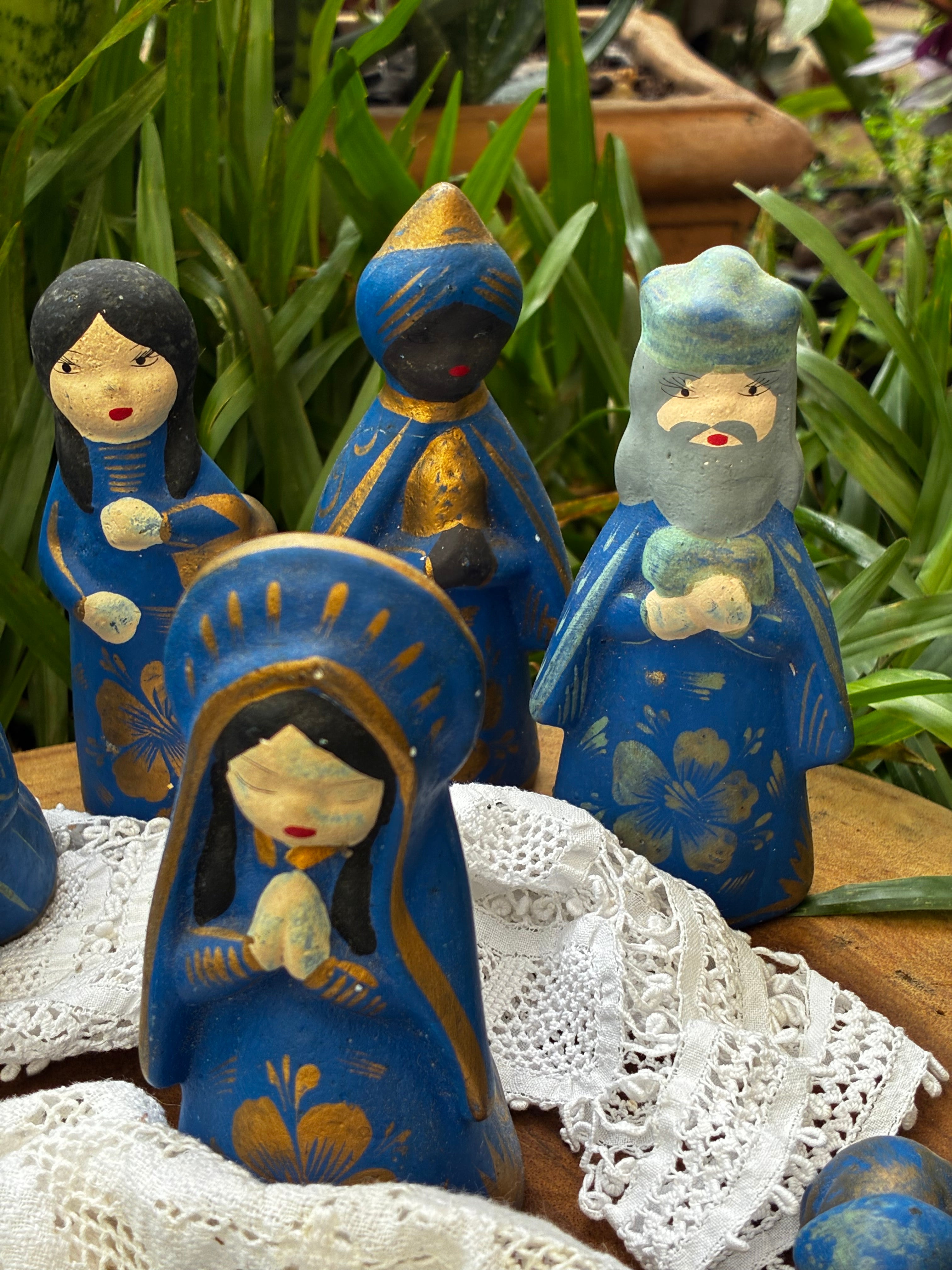 Presépio Mexicano de Barro com pintura azul cobalto e dourada