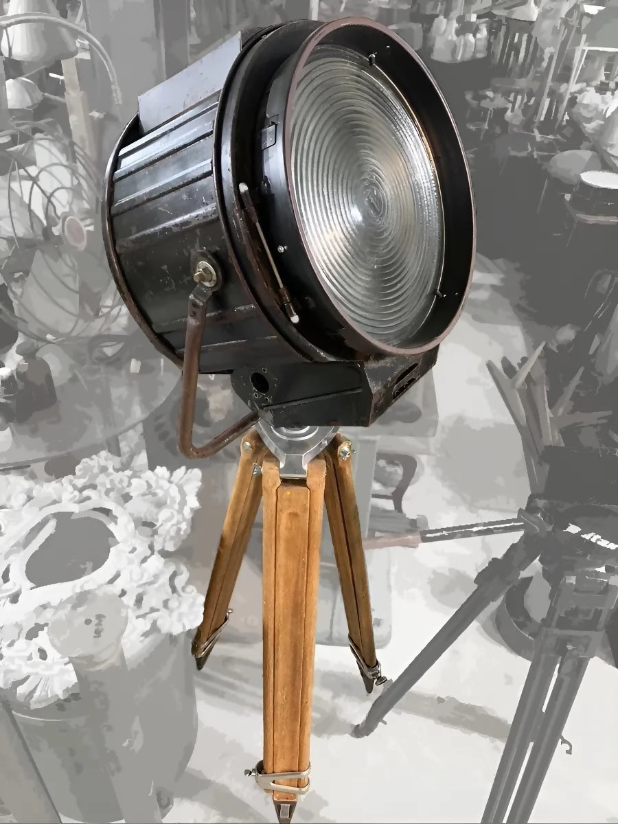 Luminária customizada com refletor de cinema (tripé de madeira)