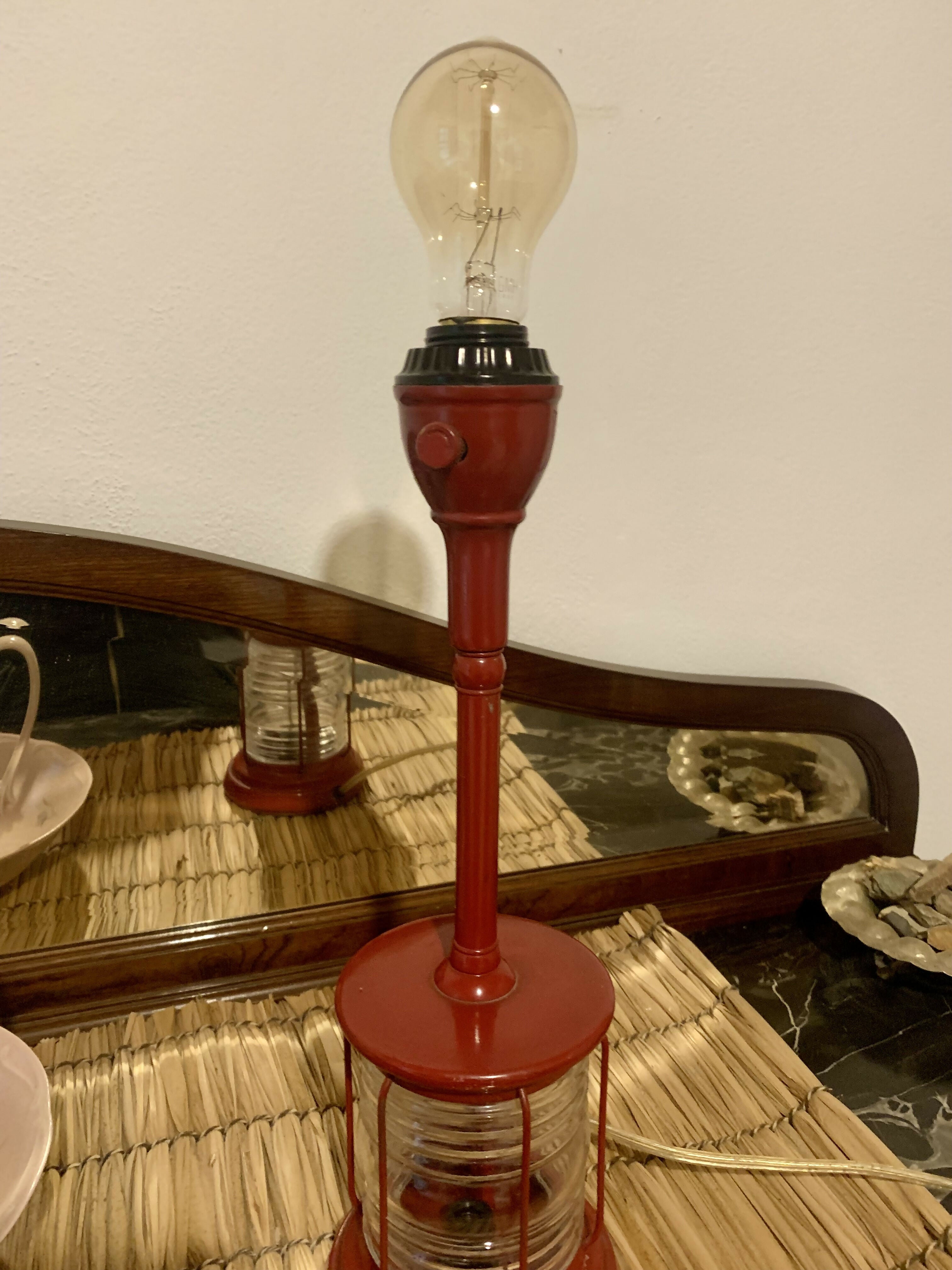 Abajur antigo com farol de barco