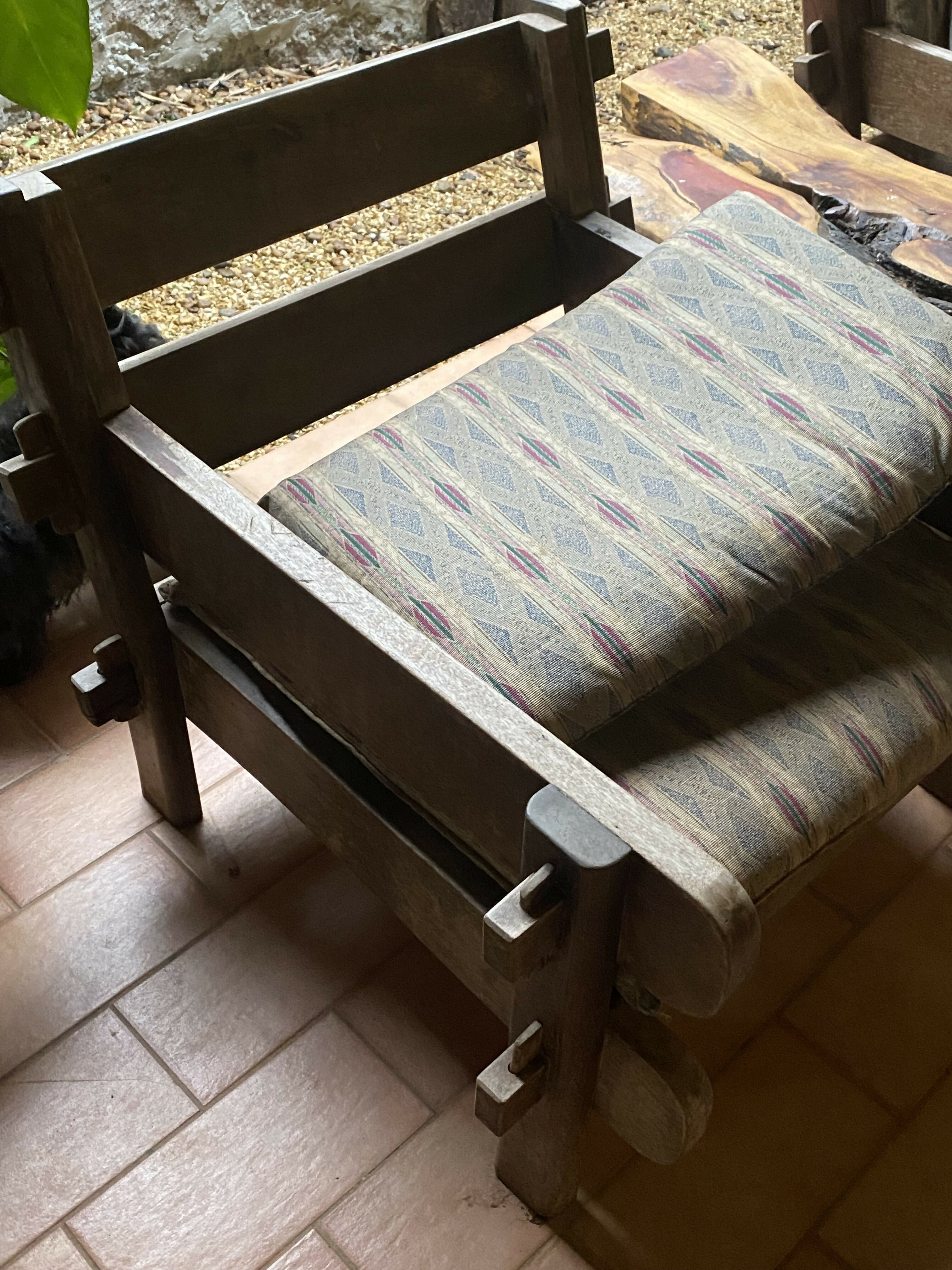 Jogo sofá + poltrona em Imbuia, década 70.