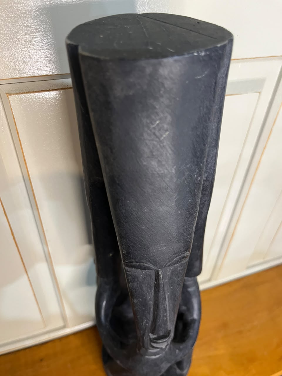 Escultura figurativa em madeira entalhada com acabamento em preto — 39 cm