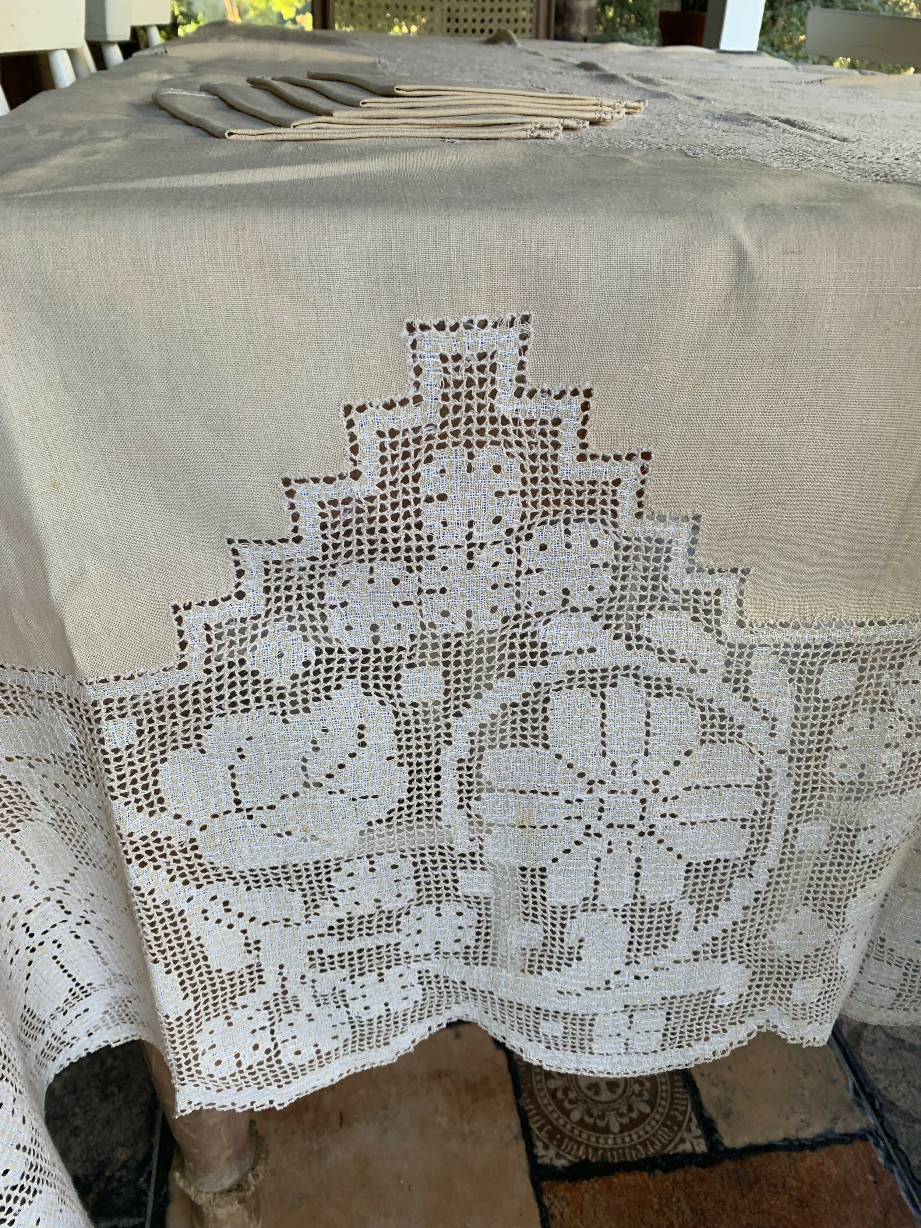 Toalha de mesa em linho bordada com guardanapos
