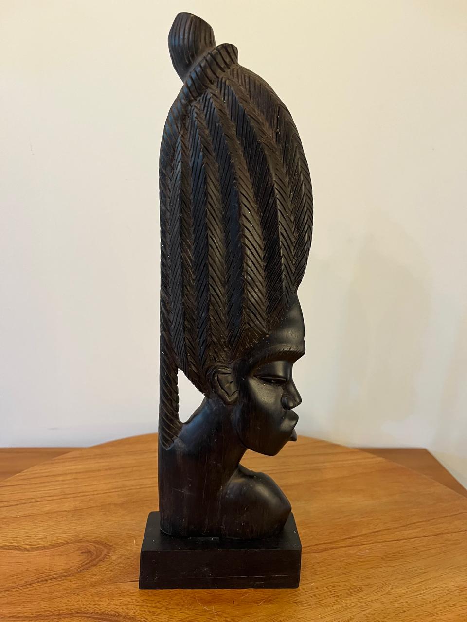 Escultura Decorativa Feminina em Madeira Entalhada – Inspiração Africana – 36,5 cm