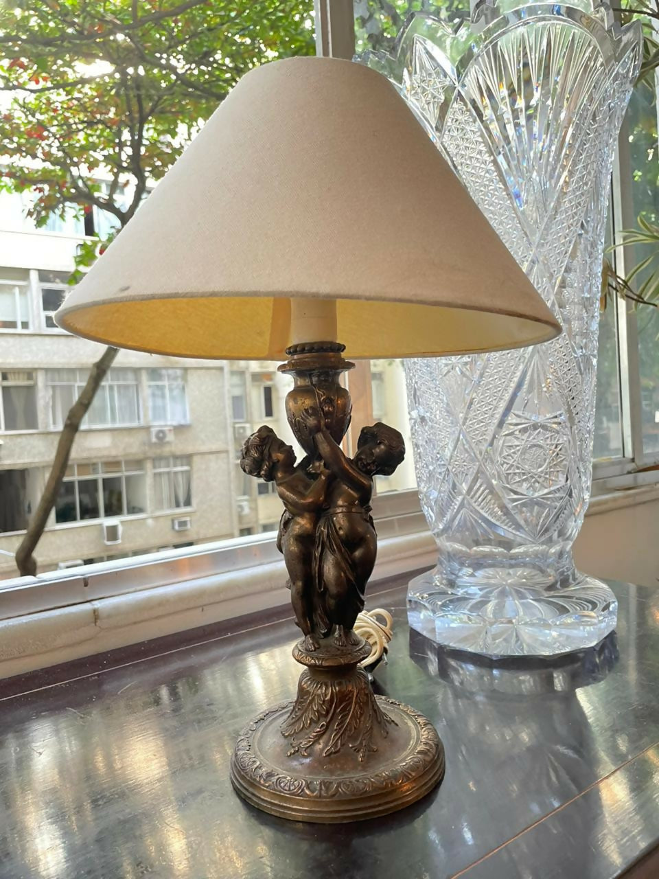 Abajur em bronze figura de querubins