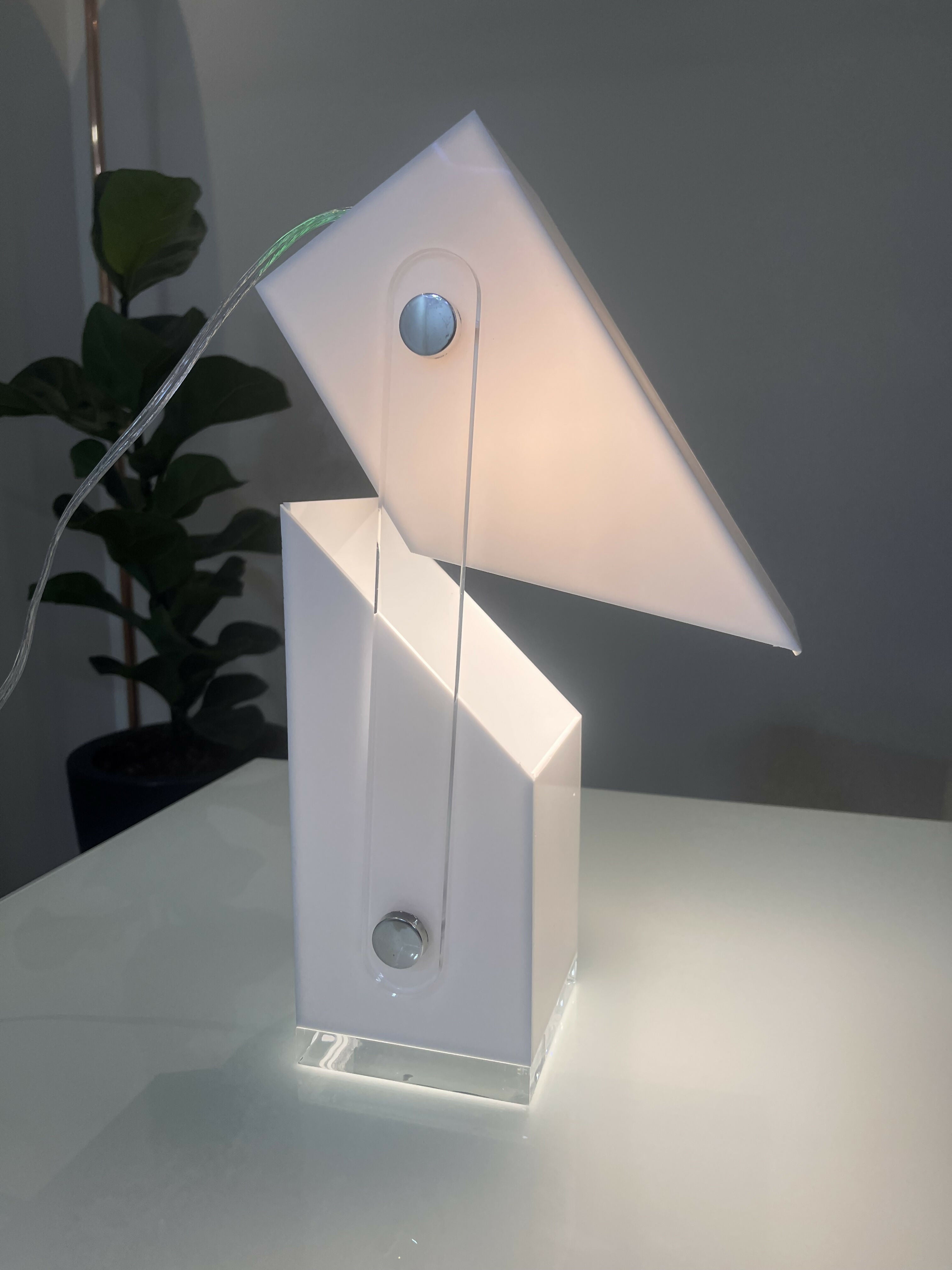 Luminária de mesa em acrílico