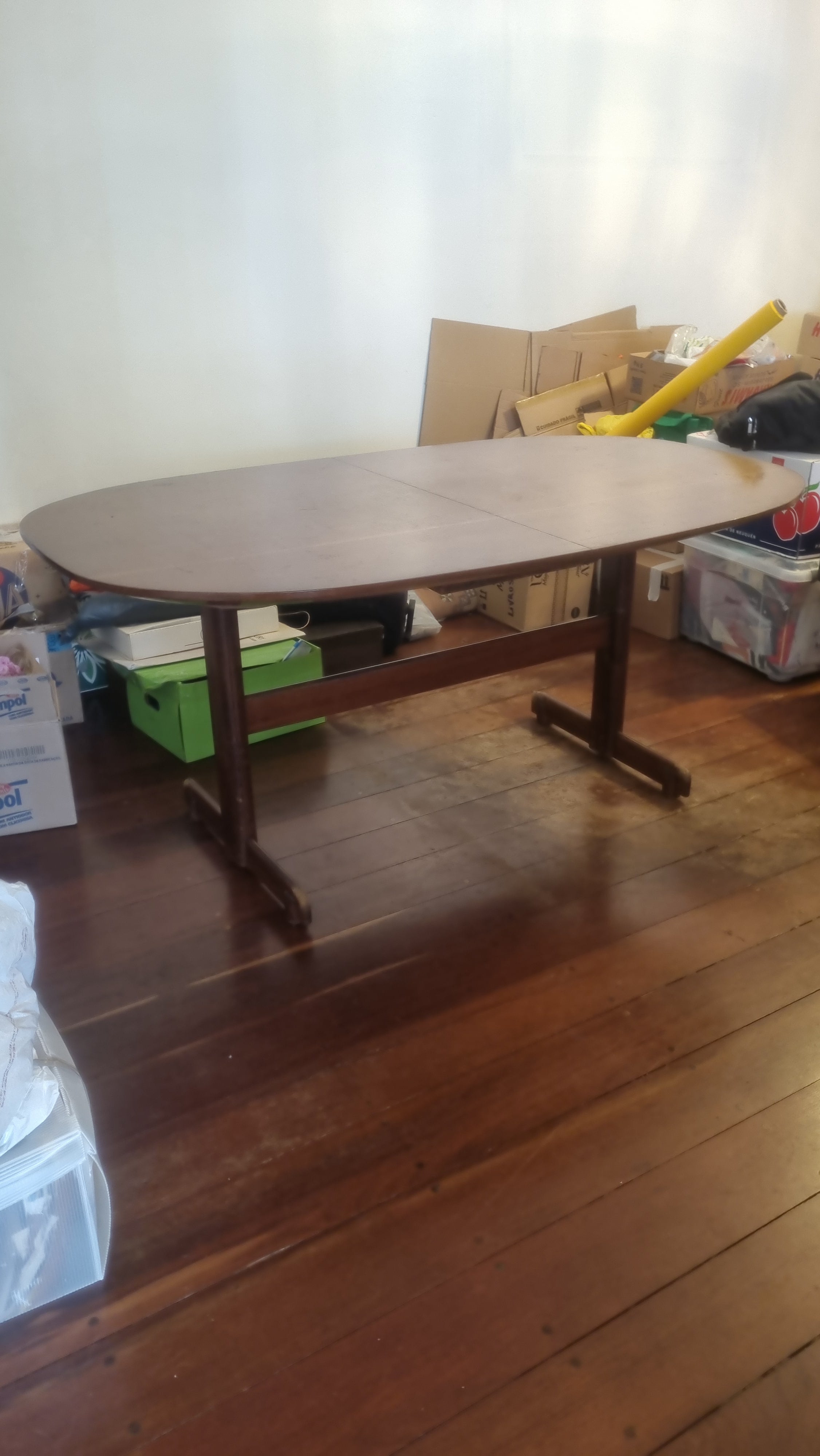 Mesa de Jantar Extensível Novo Rumo em madeira com bordas arredondadas 