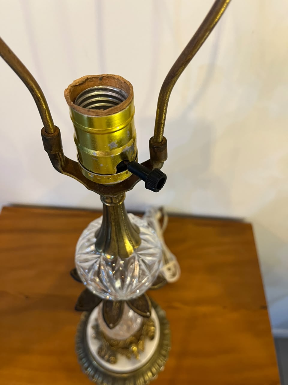 Base De Abajur Vintage Em Vidro Lapidado, Metal Ornamentado E Mármore – 50 Cm