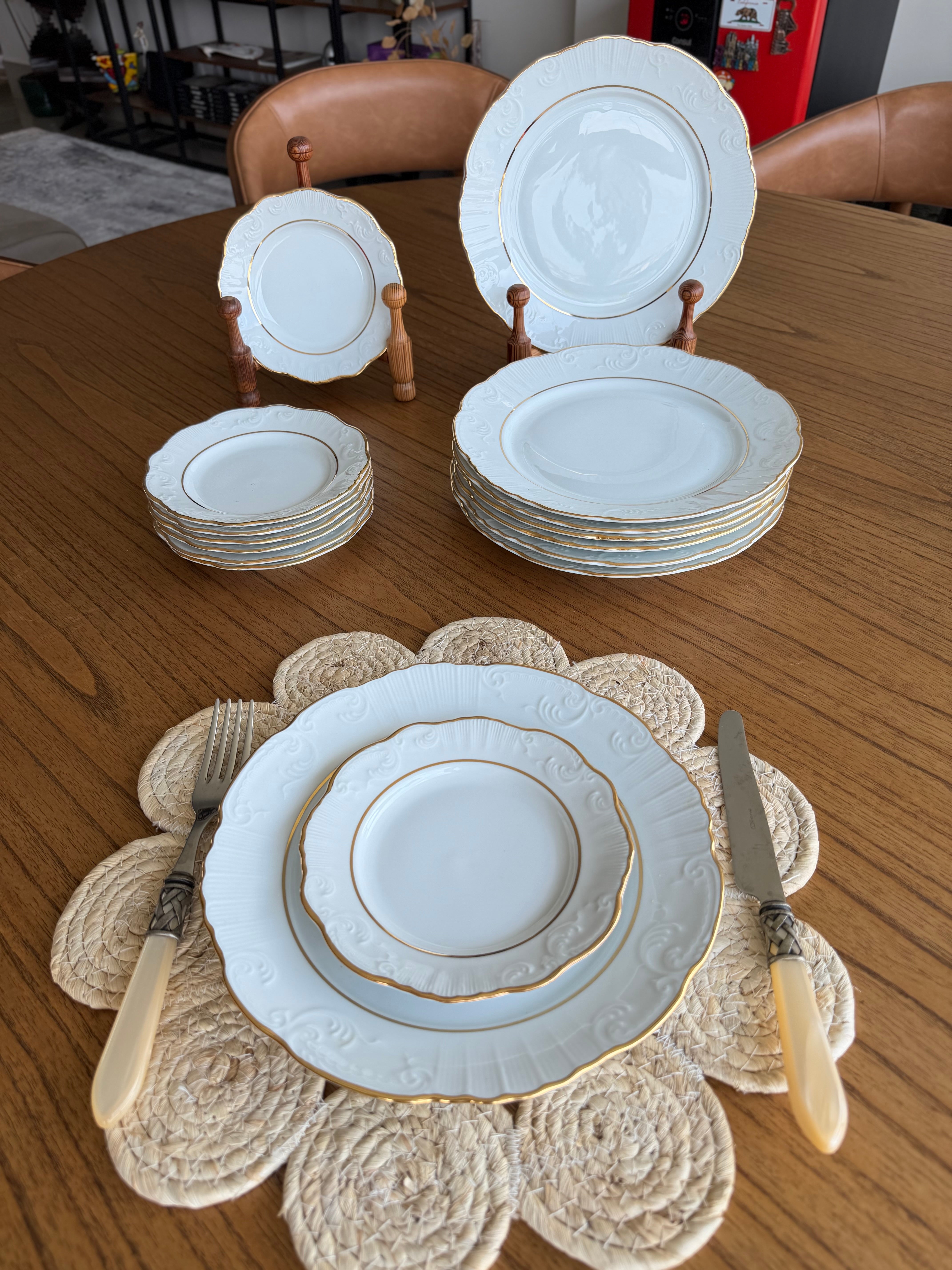 Serviço Porcelana vintage Vista Alegre Portugal com detalhes dourados - 8 lugares