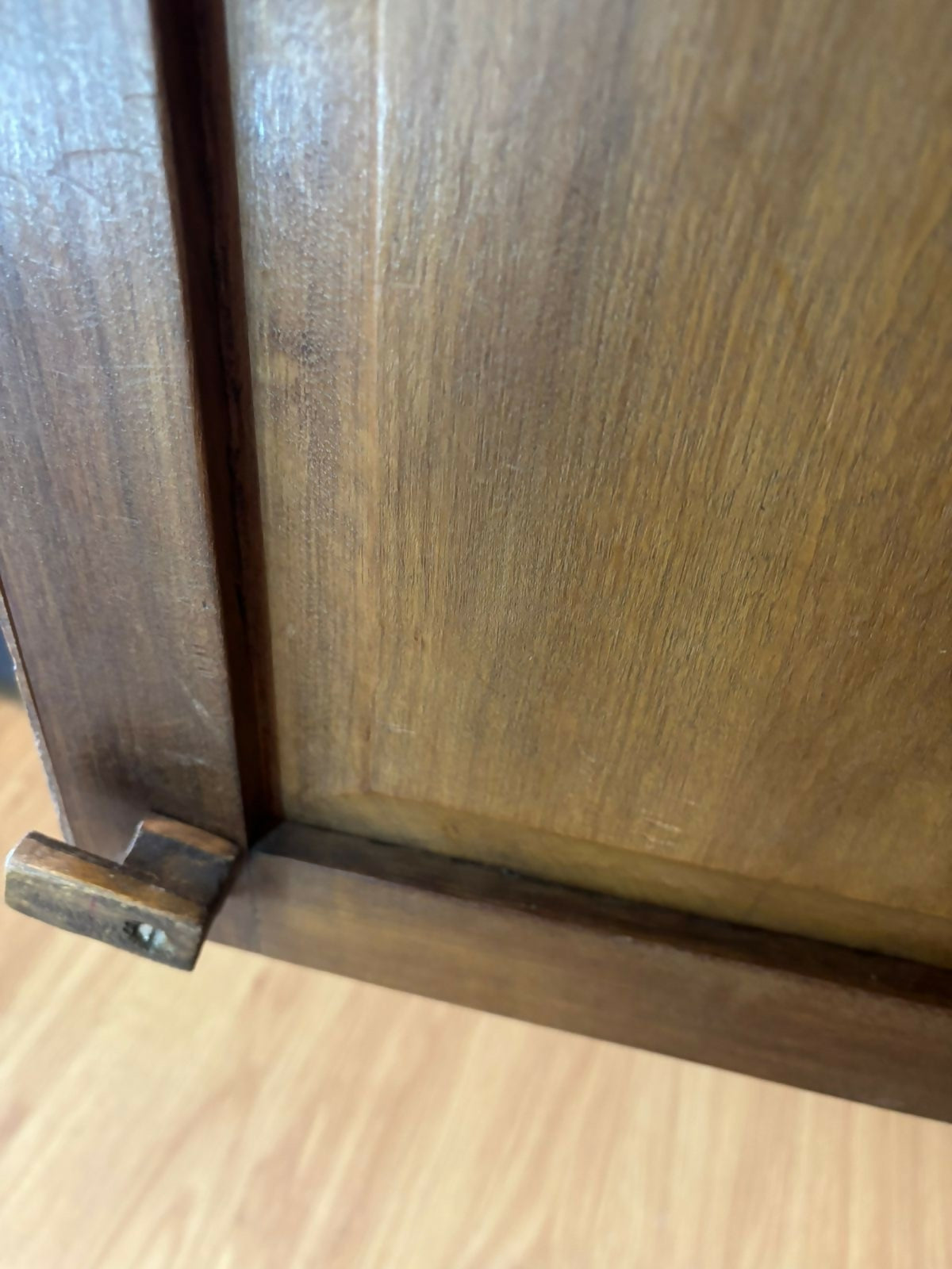 Queijeira centenária / Armário com prateleiras robustas e ajustáveis, em madeira maciça.