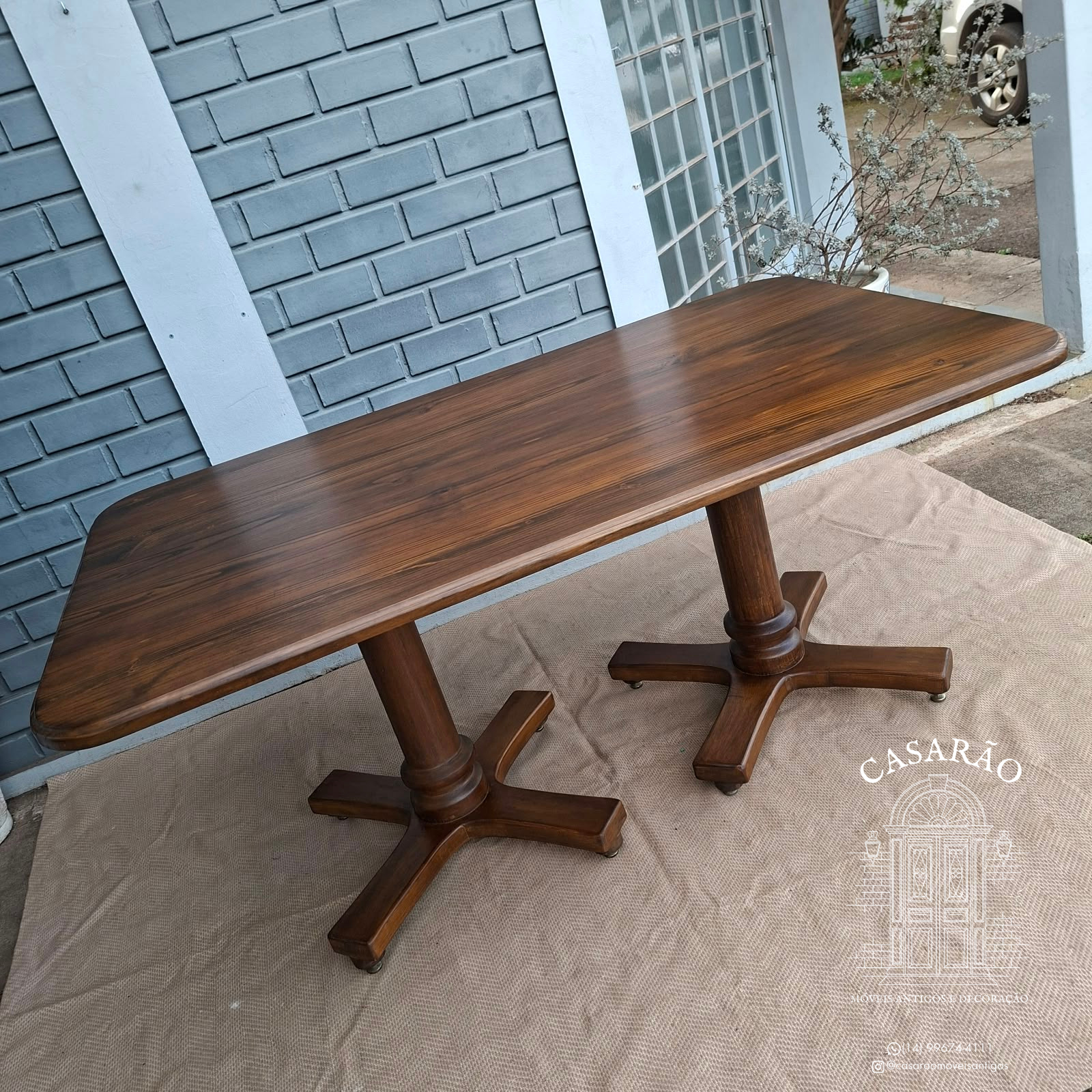 Mesa de Jantar Retangular em madeira escura com pés pedestal
