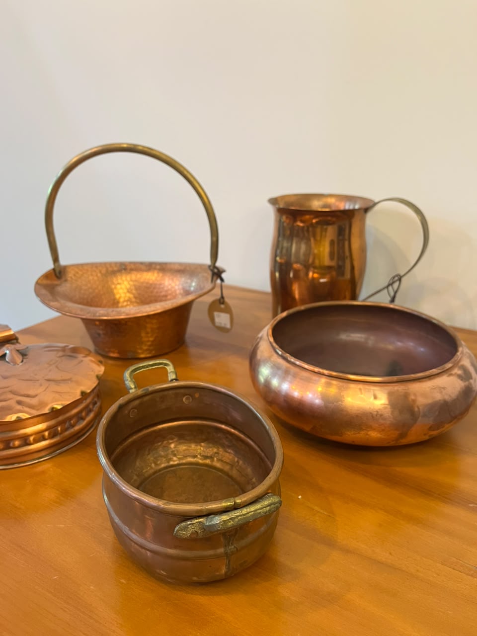 Conjunto de cinco peças antigas em cobre – utensílios decorativos e utilitários